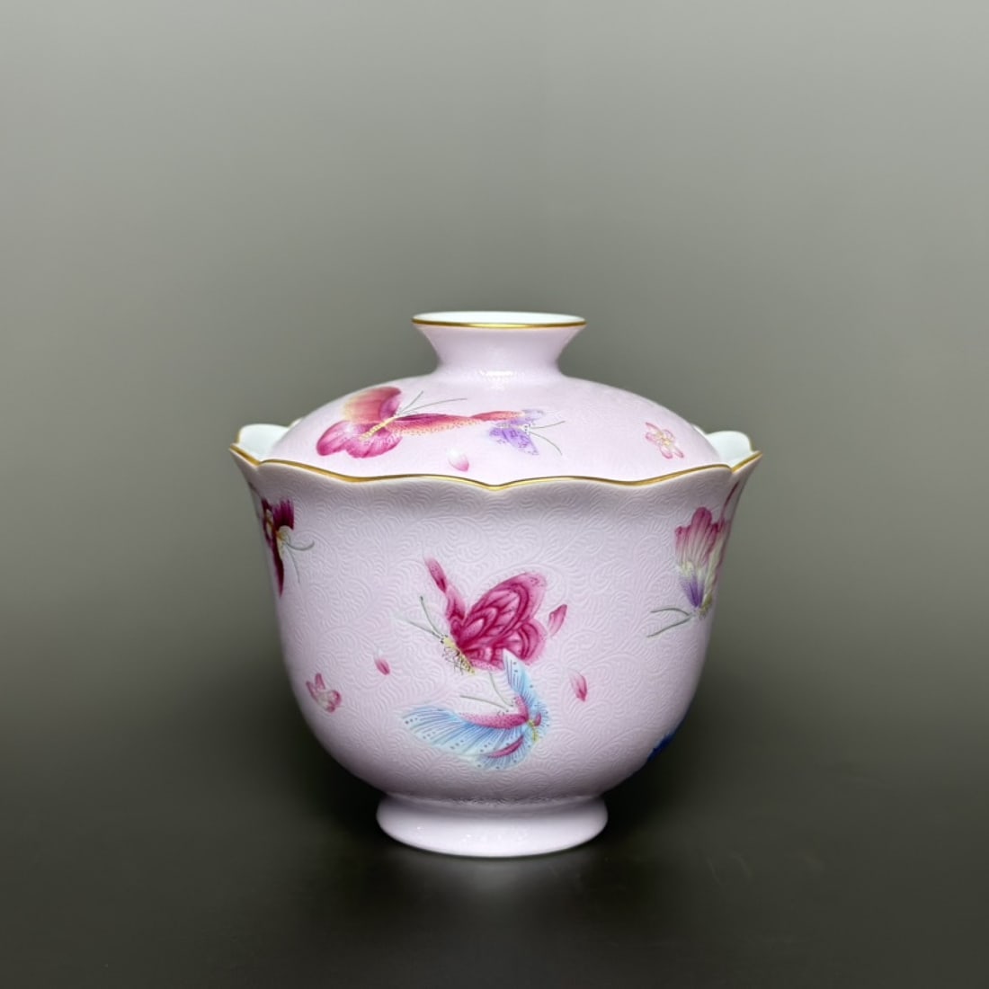 An Exquisite Enamel Flower and Butterfly Pattern With Cover Bowl: An Exquisite Enamel Flower and Butterfly Pattern With Cover Bowl,Qing Dynasty, China,Qianlong Four-character Mark,Size:3.3inx3.1in ???????????,????,?????