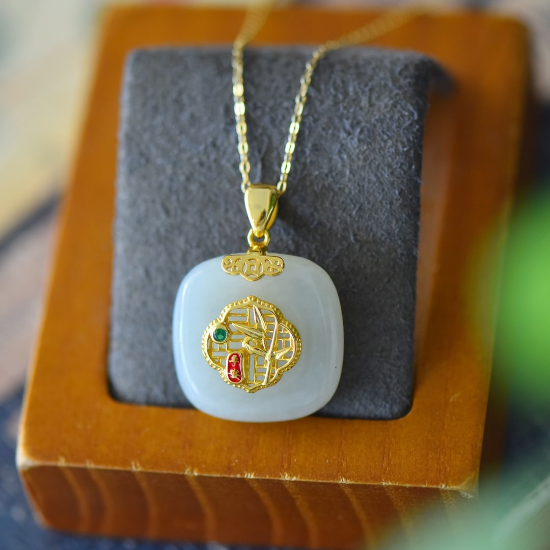 An Exquisite Sterling Silver-Gold Plated Inlaid White Jade Necklace,Inlaid Gems: An Exquisite Sterling Silver-Gold Plated Inlaid White Jade Necklace,Inlaid Gems,Size:0.8inx1.1in 纯银镀金镶白玉项链,嵌宝石