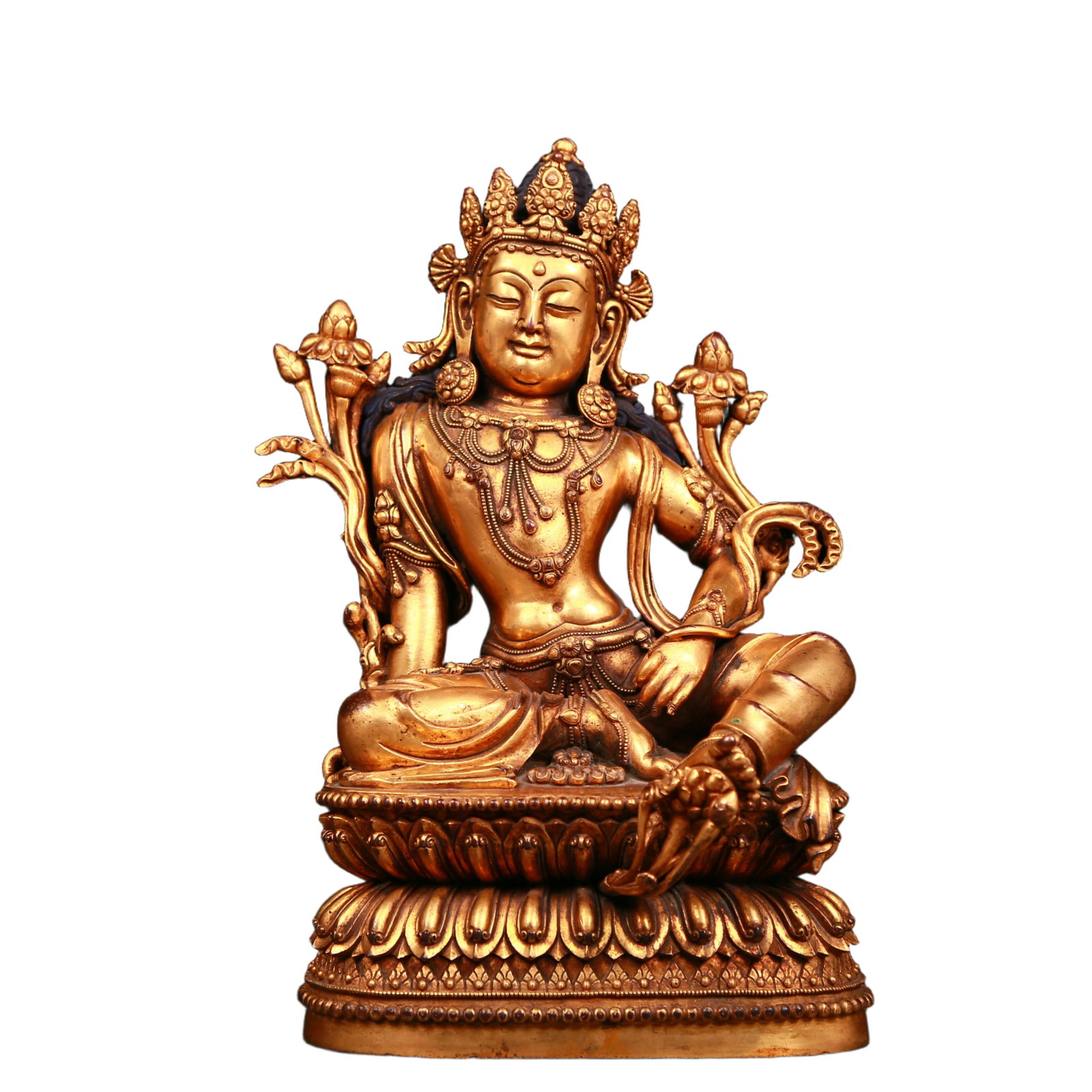 An exquisite gilt bronze statue of Bodhisattva: An exquisite gilt-bronze Bodhisattva statue ,Qing Dynasty, China, with a solemn and kind face and deep eyes, as if he can discern the suffering of all sentient beings, demonstrating his wisdom and com