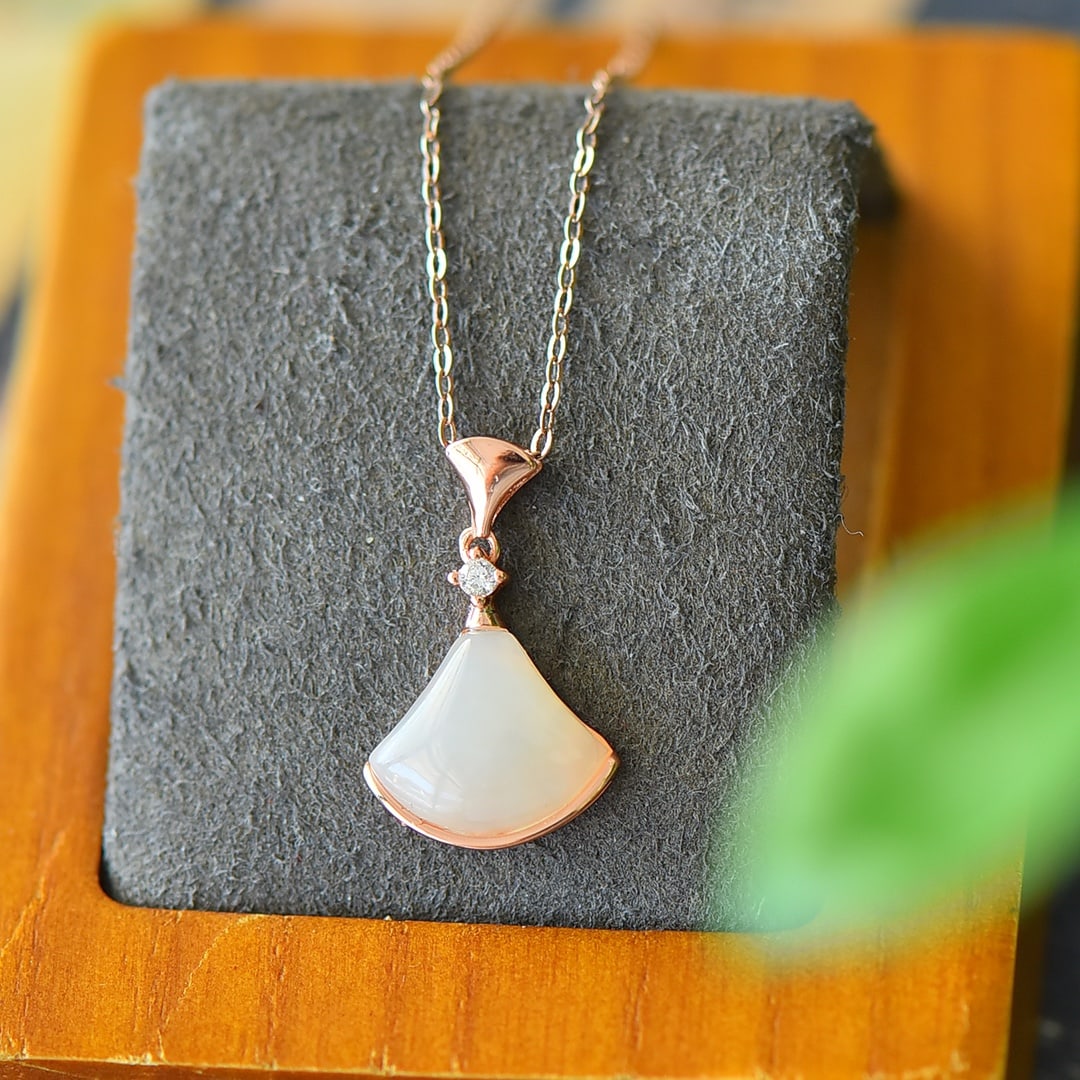 An Exquisite Sterling Silver Inlaid White Jade Necklace,Inlaid Diamond: An Exquisite Sterling Silver Inlaid White Jade Necklace,Inlaid Diamond,Size:0.5inx0.8in 纯银镶白玉项链,嵌钻石