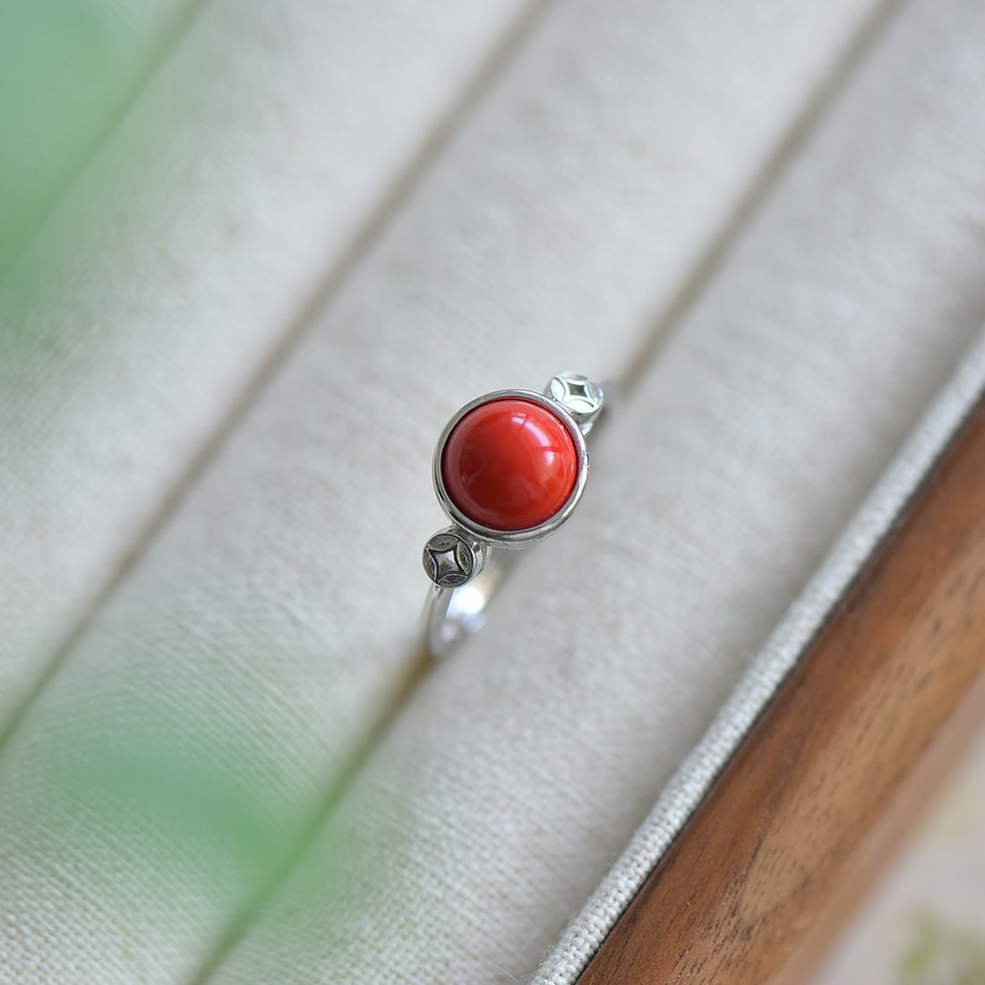 An Exquisite Sterling Silver Inlaid Cinnabar Ring: An Exquisite Sterling Silver Inlaid Cinnabar Ring,Size:0.3inx0.3in 纯银镶朱砂戒指