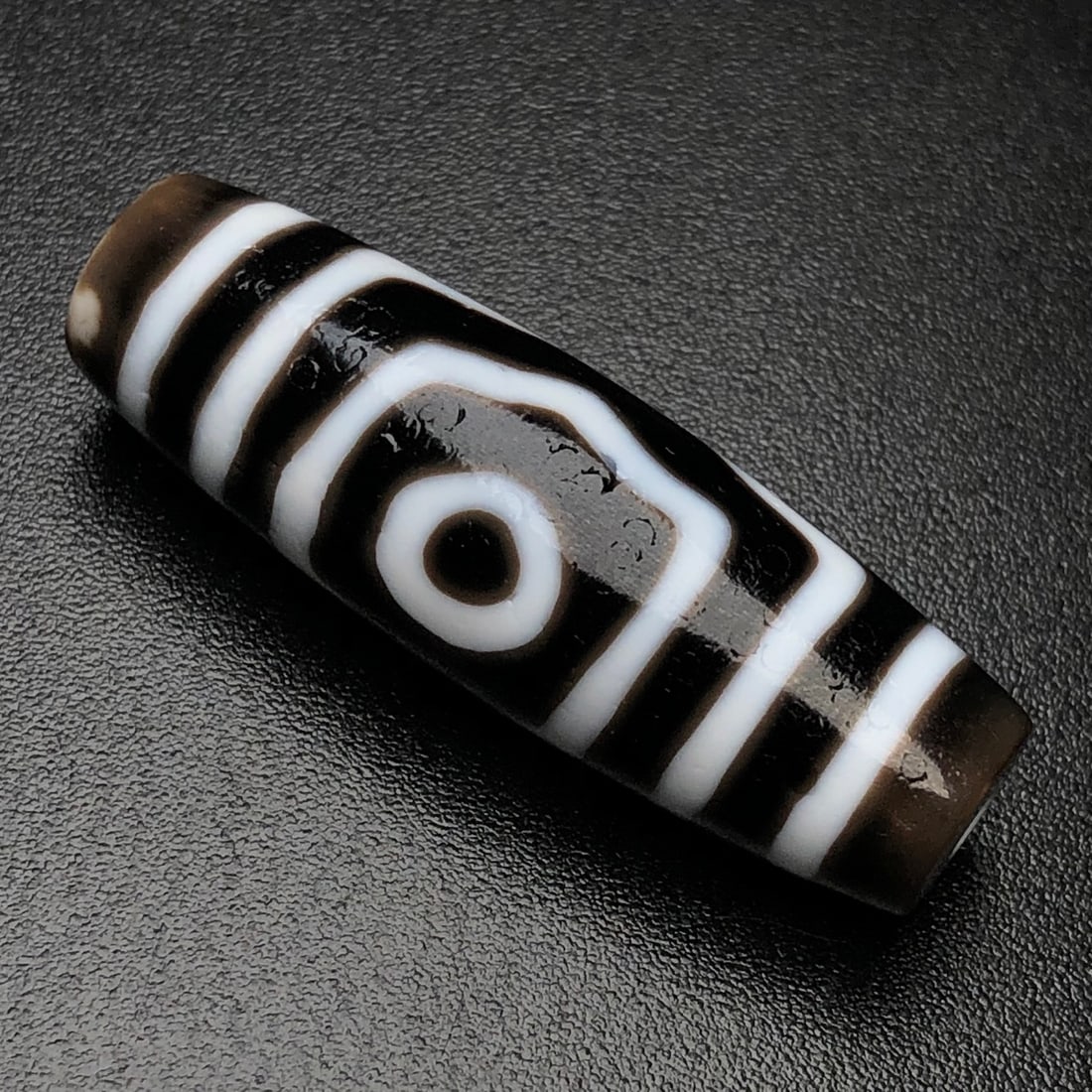 An Exquisite Dzi Bead Pendant: An Exquisite Dzi Bead Pendant,Size:1.5inx0.5in,Weight:9g 天珠挂件