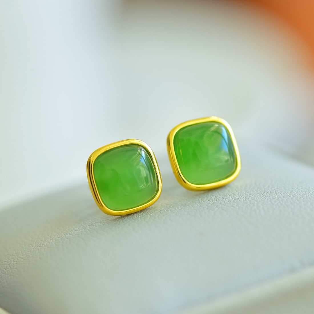 A Pair of Exquisite Sterling Silver-Gold Plated Inlaid Jasper Earrings: A Pair of Exquisite Sterling Silver-Gold Plated Inlaid Jasper Earrings,Size:0.3inx0.3in 一对纯银镀金镶碧玉耳环