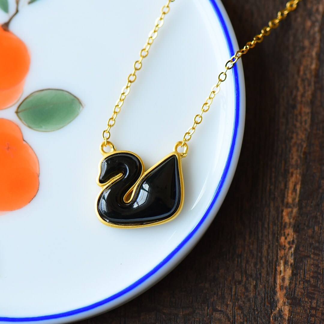 An Exquisite Sterling Silver-Gold Plated Inlaid Black Jade Necklace: An Exquisite Sterling Silver-Gold Plated Inlaid Black Jade Necklace,Size:0.7inx0.6in 纯银镀金镶墨玉项链