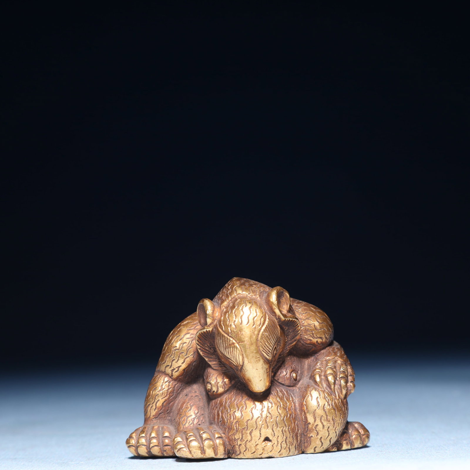 An Exquisite Gilt Bronze Bear Ornament: An Exquisite Gilt Bronze Bear Ornament,Qing Dynasty,China,Size:2.4inx1.4inx1.6in,Weight:400g 铜鎏金熊摆件,中国清代