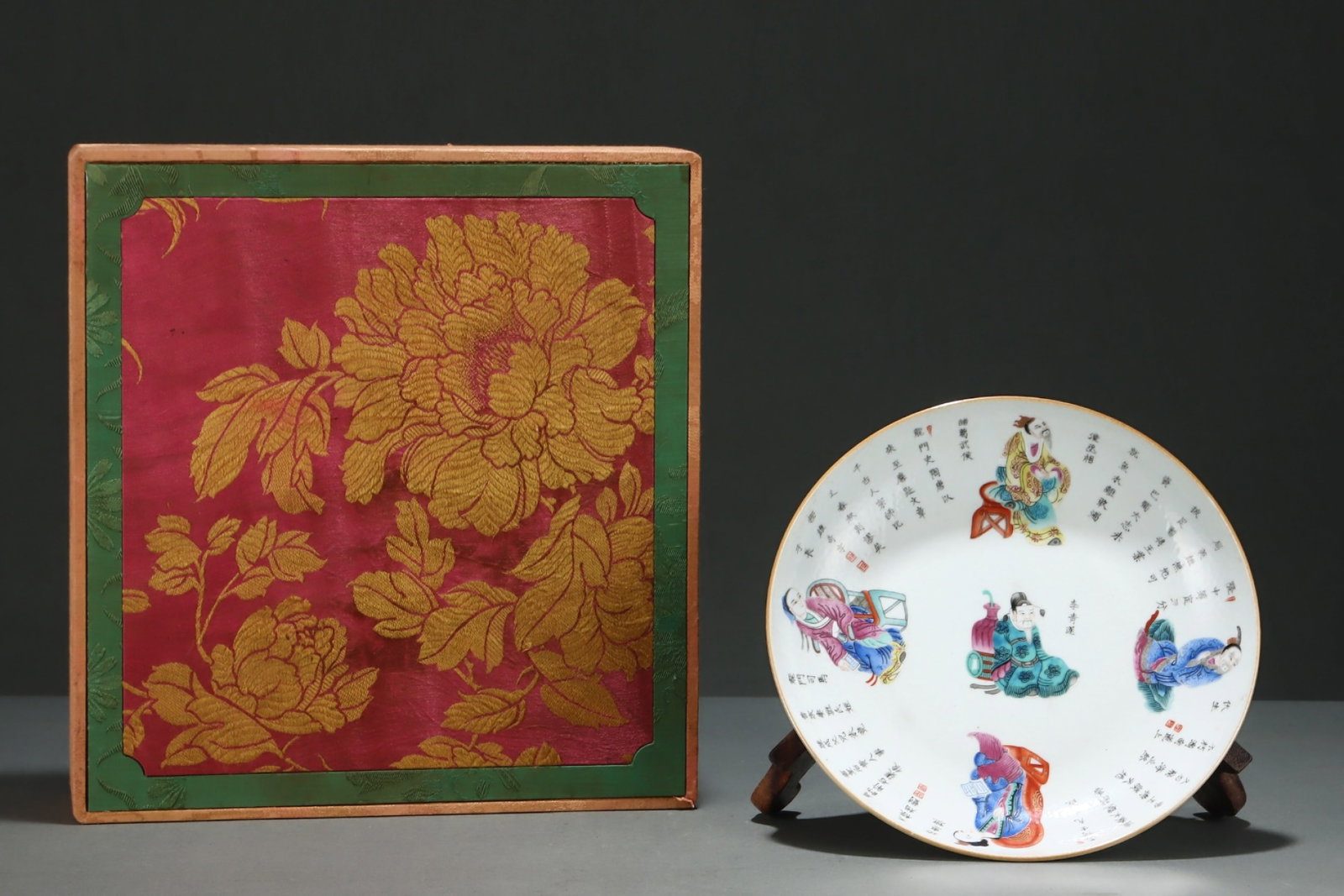 An Exquisite Famille-Rose Figure Pattern Plate,with poem: An Exquisite Famille-Rose Figure Pattern Plate,with poem,Qing Dynasty,China,Tongzhi Six-character Mark,Size:2inx8.7in 粉彩人物纹盘子,带诗文,