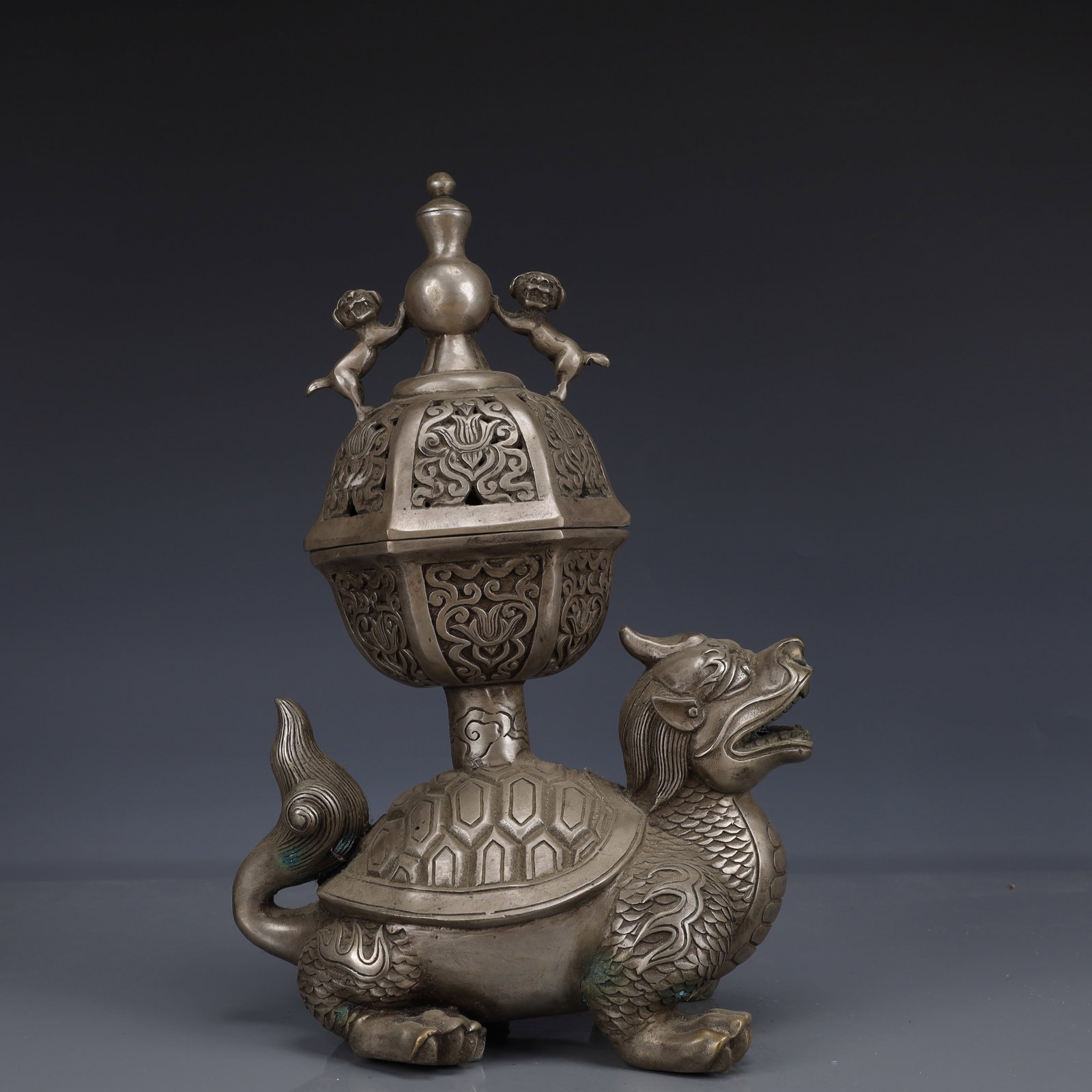 An Exquisite Silver-Plated Bronze Turtle Censer: An Exquisite Silver-Plated Bronze Turtle Censer,The Republic of China,Size:7.9inx5.1inx11in,Weight:1950g 铜镀银龟香炉,中国民国时੏