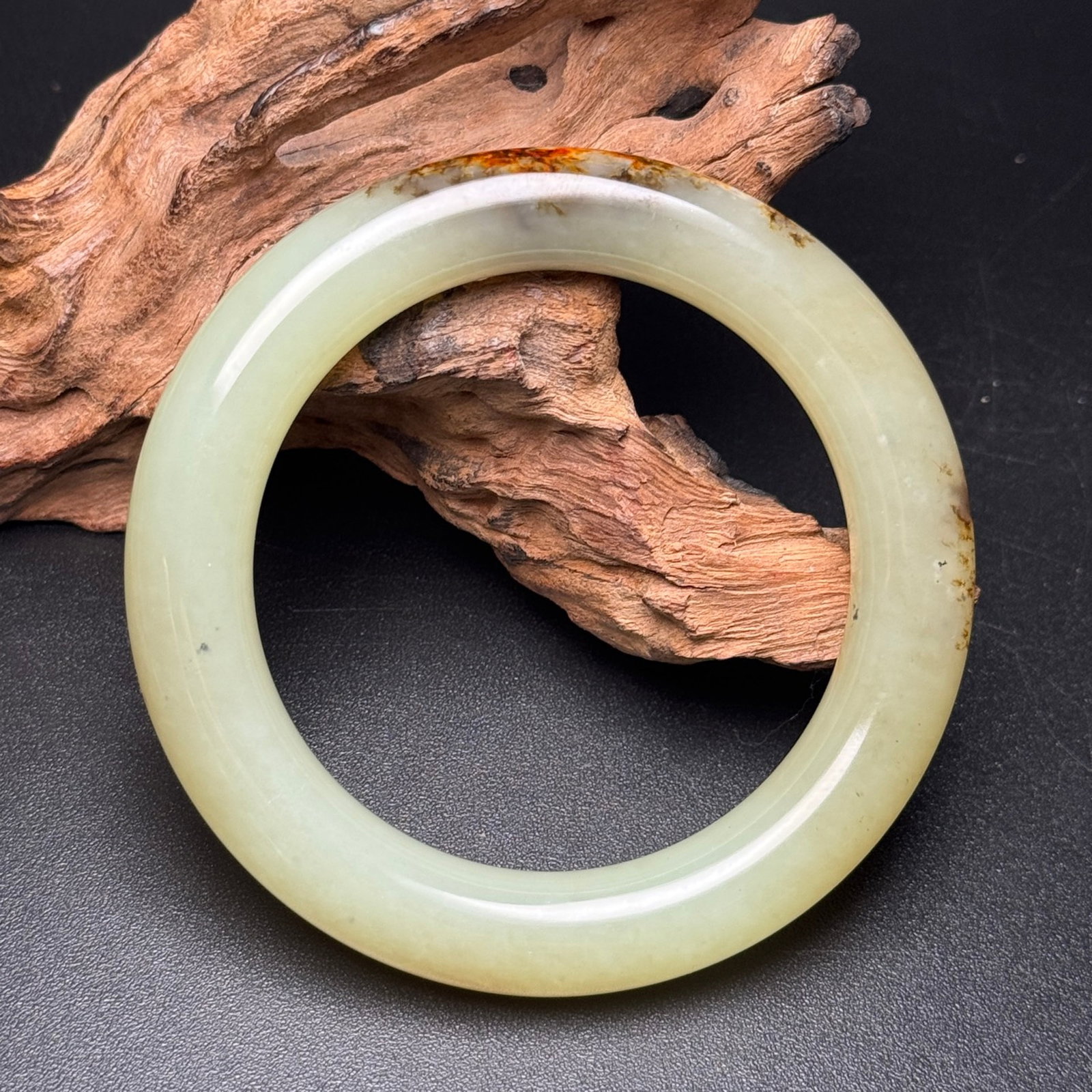 An Exquisite White Jade Bracelet: An Exquisite White Jade Bracelet,Qing Dynasty,China,Size:2.3inx3.2inx0.5in,Weight:73g 白玉手镯,中国清代