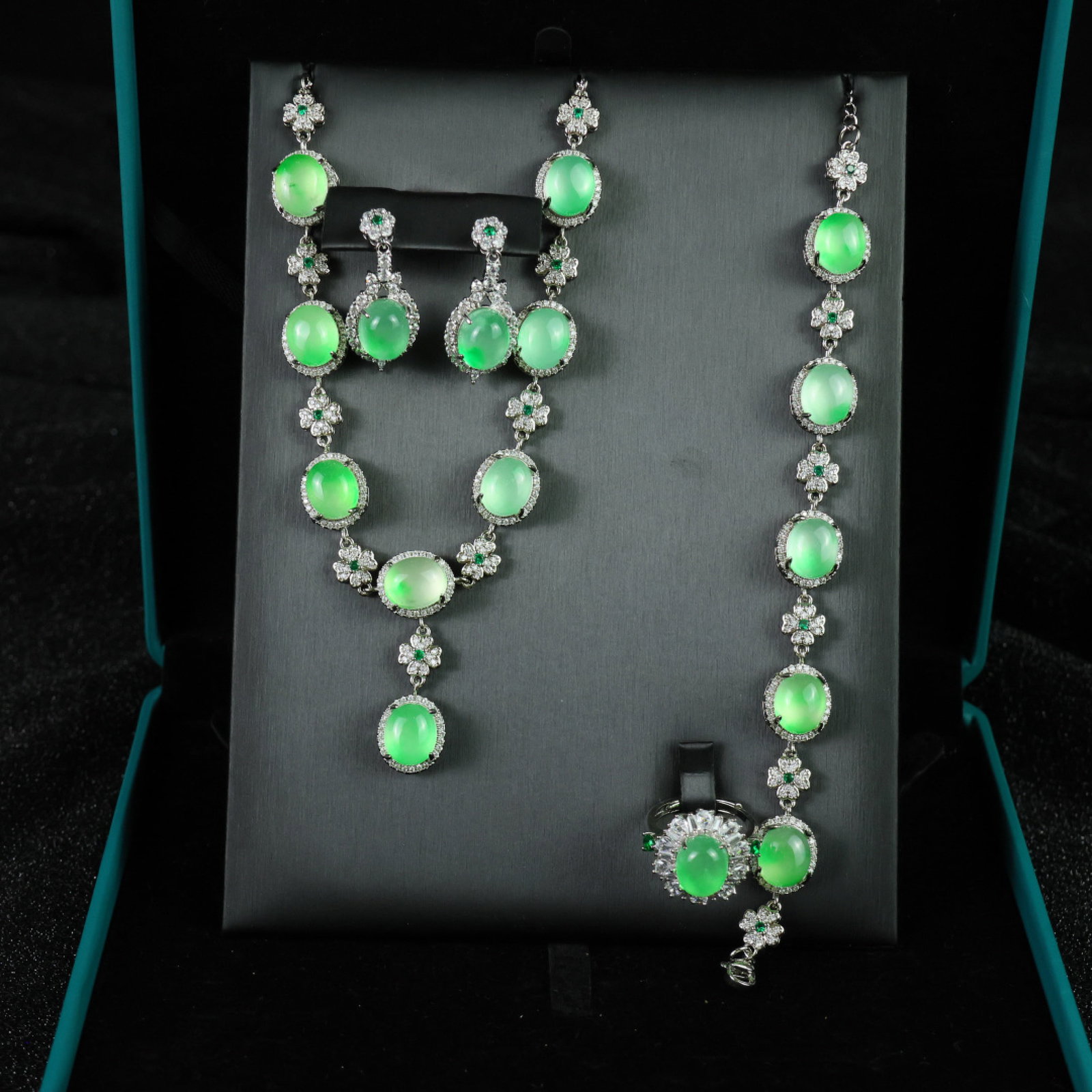 A Set of Fine Jewelry: A Set of Fine Jewelry 一套精美的首饰