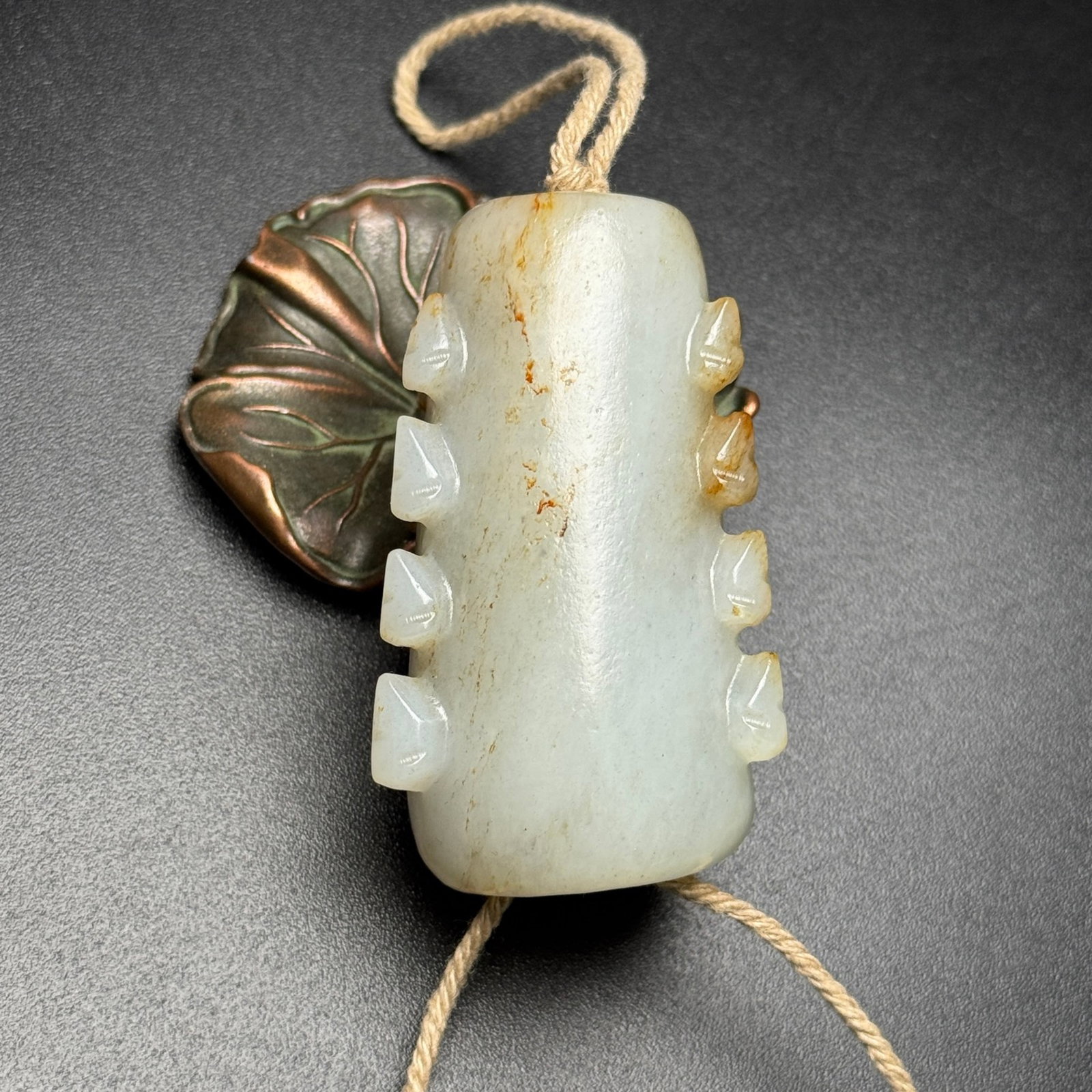 An Exquisite White Jade Cicada Pattern Pendant - 2