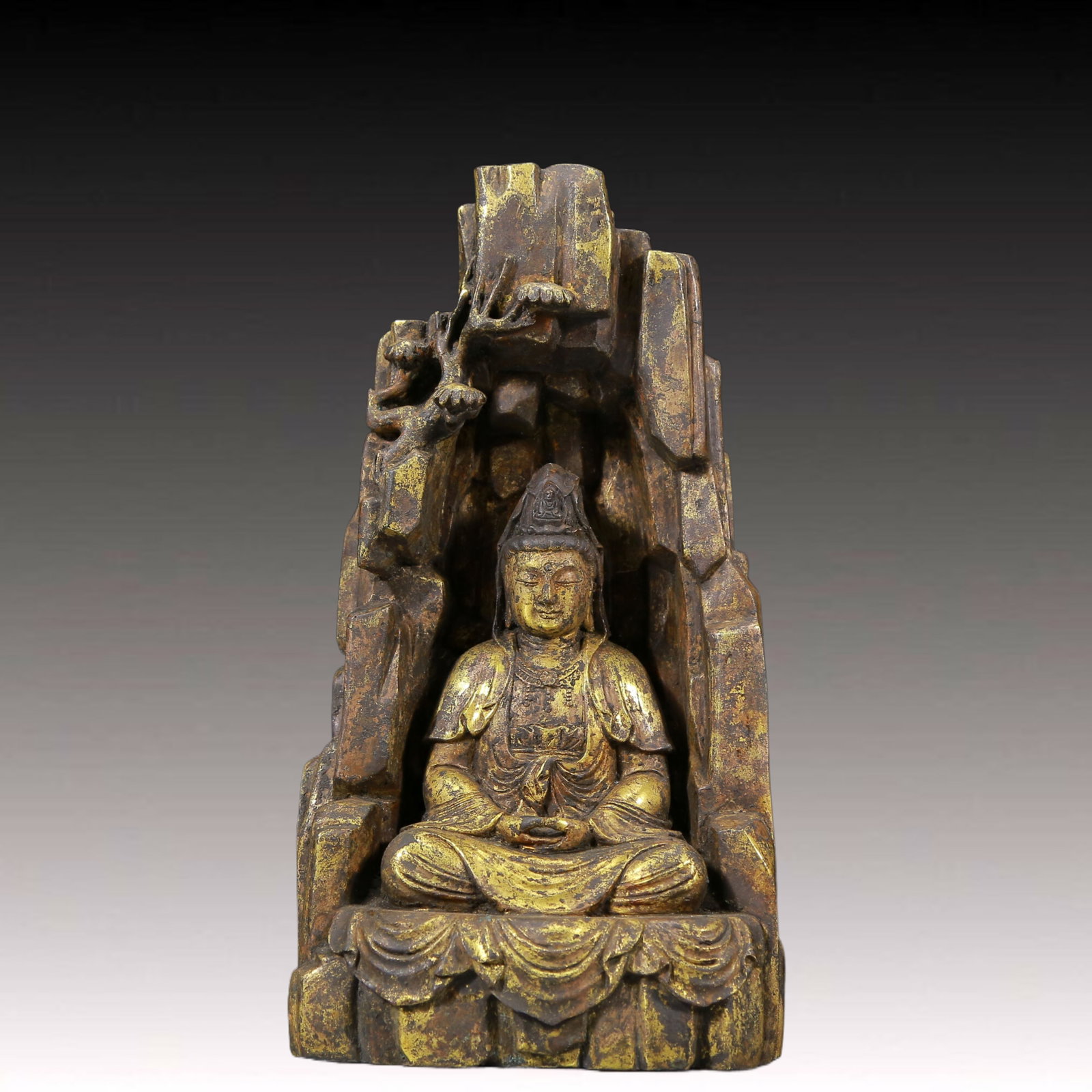 A Solemn Gilt Bronze Statue of Avalokitesvara: A Solemn Gilt Bronze Statue of Avalokitesvara,Ming Dynasty, China,Size: 4.7inx3.5inx9.1in,Weight:2505g 铜鎏金观音像，明代