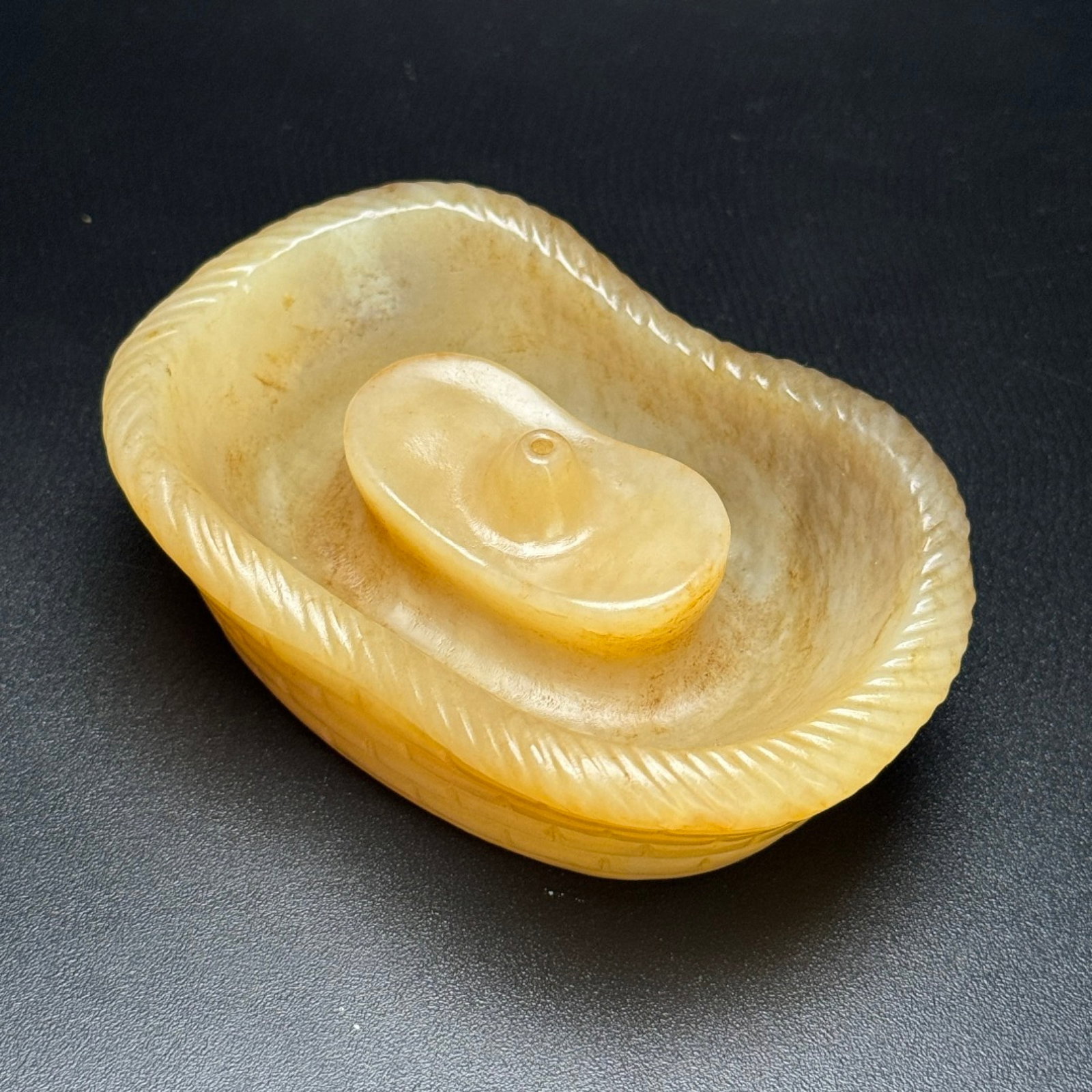 An Exquisite White Jade Incense holder: An Exquisite White Jade Incense holder,Qing Dynasty,China,Size:3.9inx2.6inx1.2in,Weight:263g 白玉香插,中国清代
