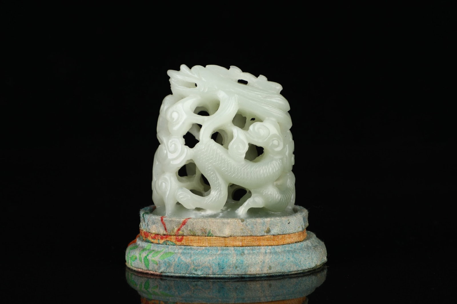 An Exquisite White Jade Dragon Pattern Ornament - 2