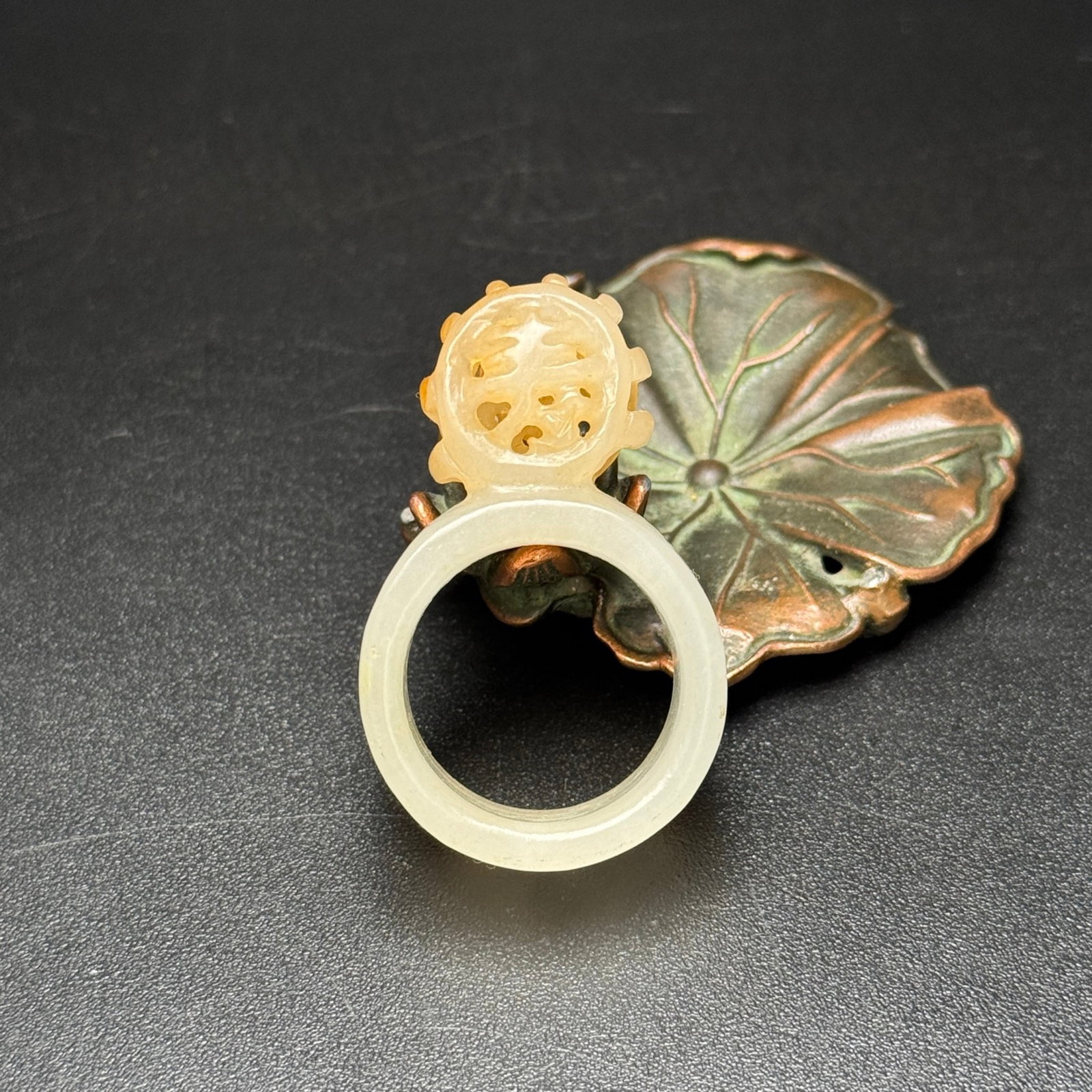An Exquisite White Jade Ring - 2