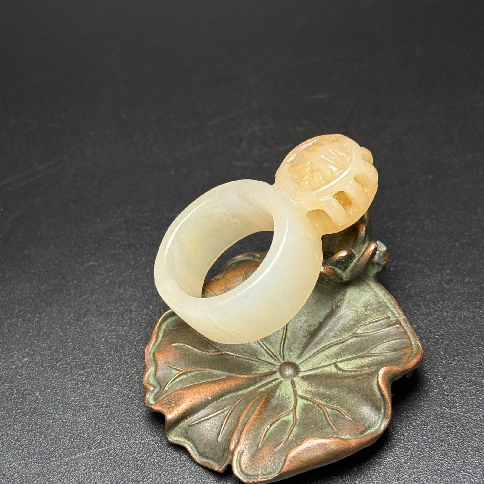 An Exquisite White Jade Ring - 3