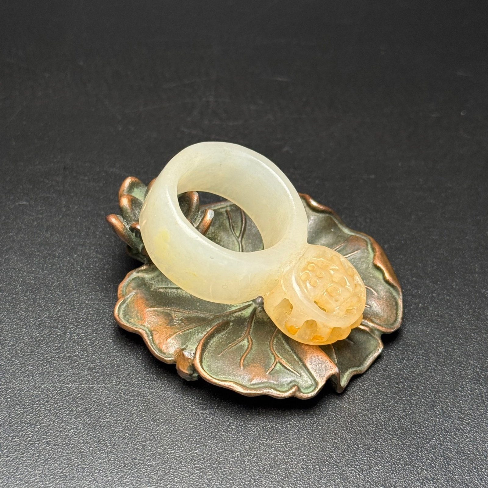 An Exquisite White Jade Ring - 4