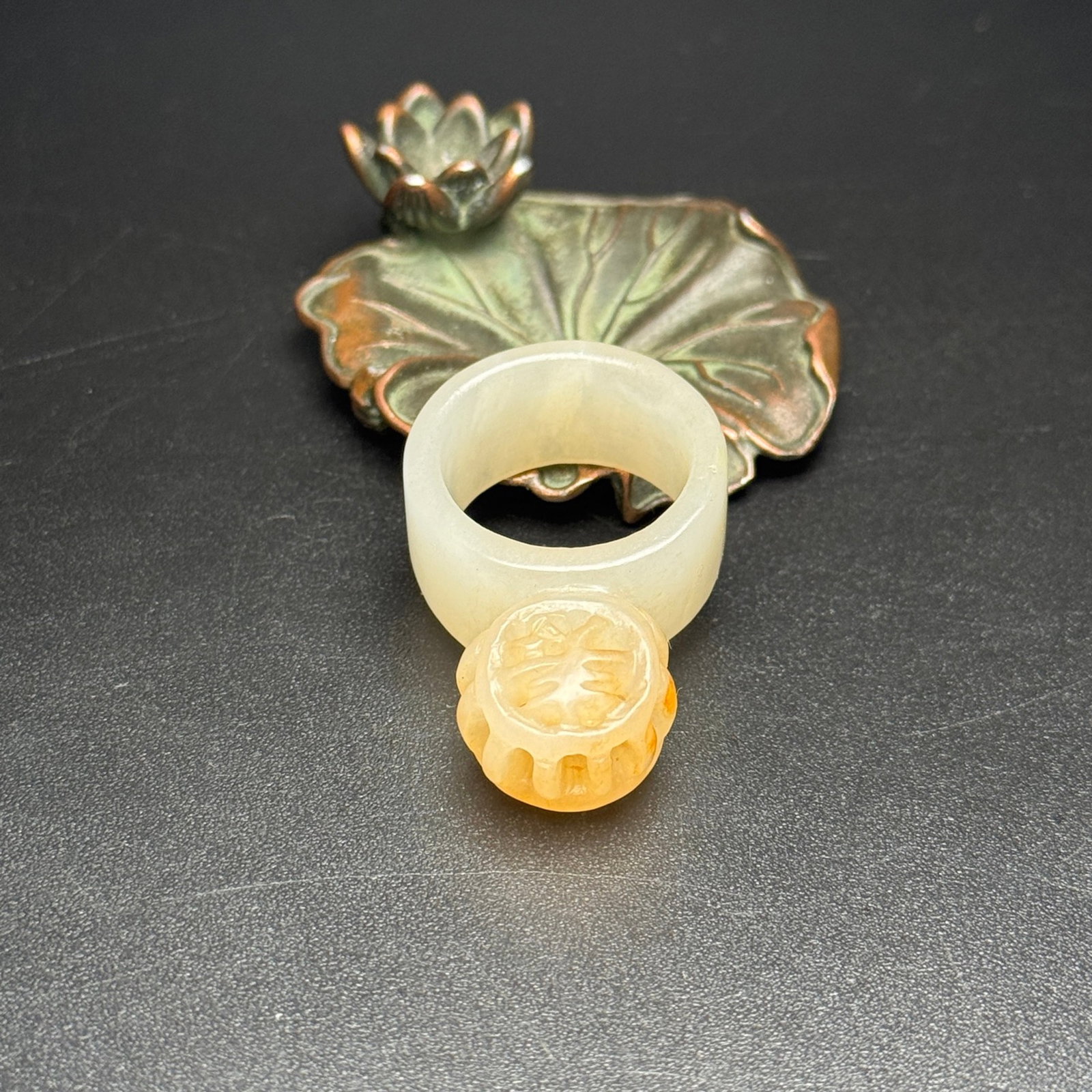 An Exquisite White Jade Ring - 5
