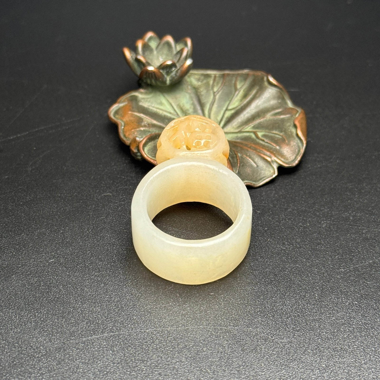 An Exquisite White Jade Ring - 6