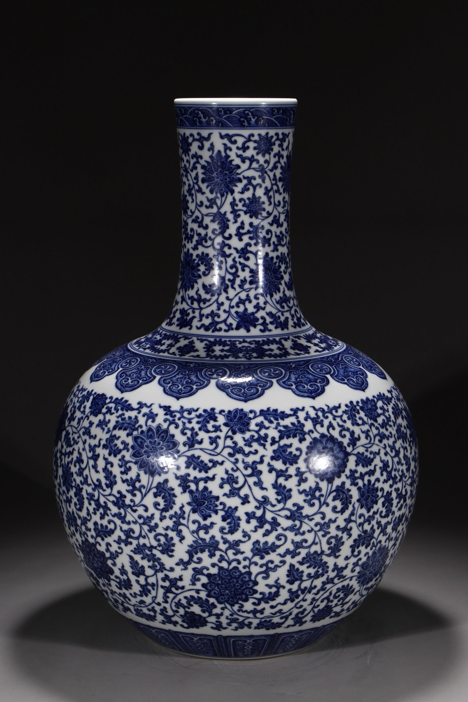 A Huge Blue and White Lotus Pattern Vase: A Huge Blue and White Lotus Pattern Vase,Qing Dynasty,China,Qianlong Six-character Mark,Size:23in 青花缠枝莲纹瓶中国清代,乾Ɓ