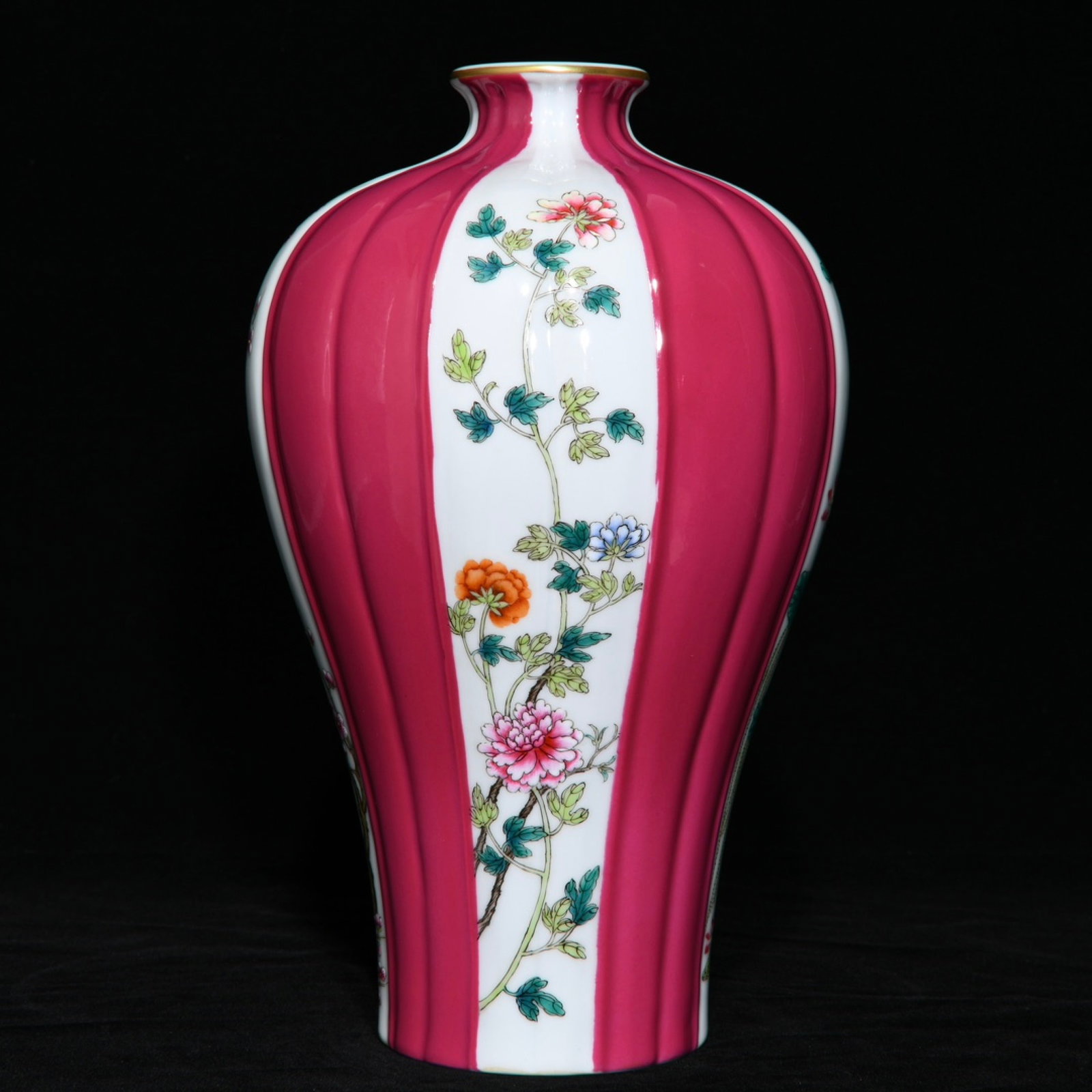 A Rare Ruby Red-Glazed Famille-Rose Flower Pattern Vase: A Rare Ruby Red-Glazed Famille-Rose Flower Pattern Vase,Qing Dynasty,China,Qianlong Six-character Mark,Size:11.8inx7.5in 胭脂红粉彩花卉纹瓶,ߑ