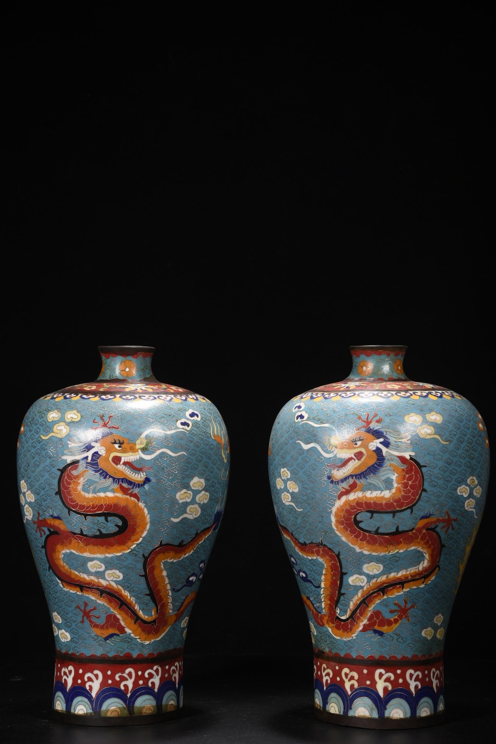 A Pair of Exquisite Cloisonne Dragon and Phoenix Pattern Vase: A Pair of Exquisite Cloisonne Dragon and Phoenix Pattern Vases,Qing Dynasty,China,Qianlong Four-character Mark,Size:13.4inx7.5in,Weight:8640g 一对景泰蓝龙凤&#