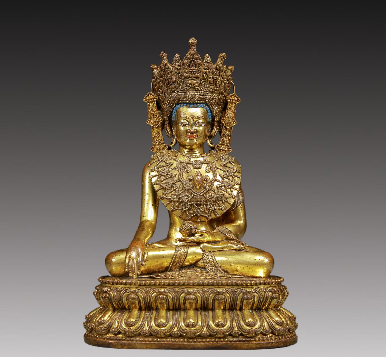 A Solemn Gilt Bronze Statue of Sakyamuni: A Solemn Gilt Bronze Statue of Sakyamuni,Ming Dynasty, China,Size:5.5inx4.7inx9.1in,Weight:3165g 铜鎏金释迦摩尼像，明代