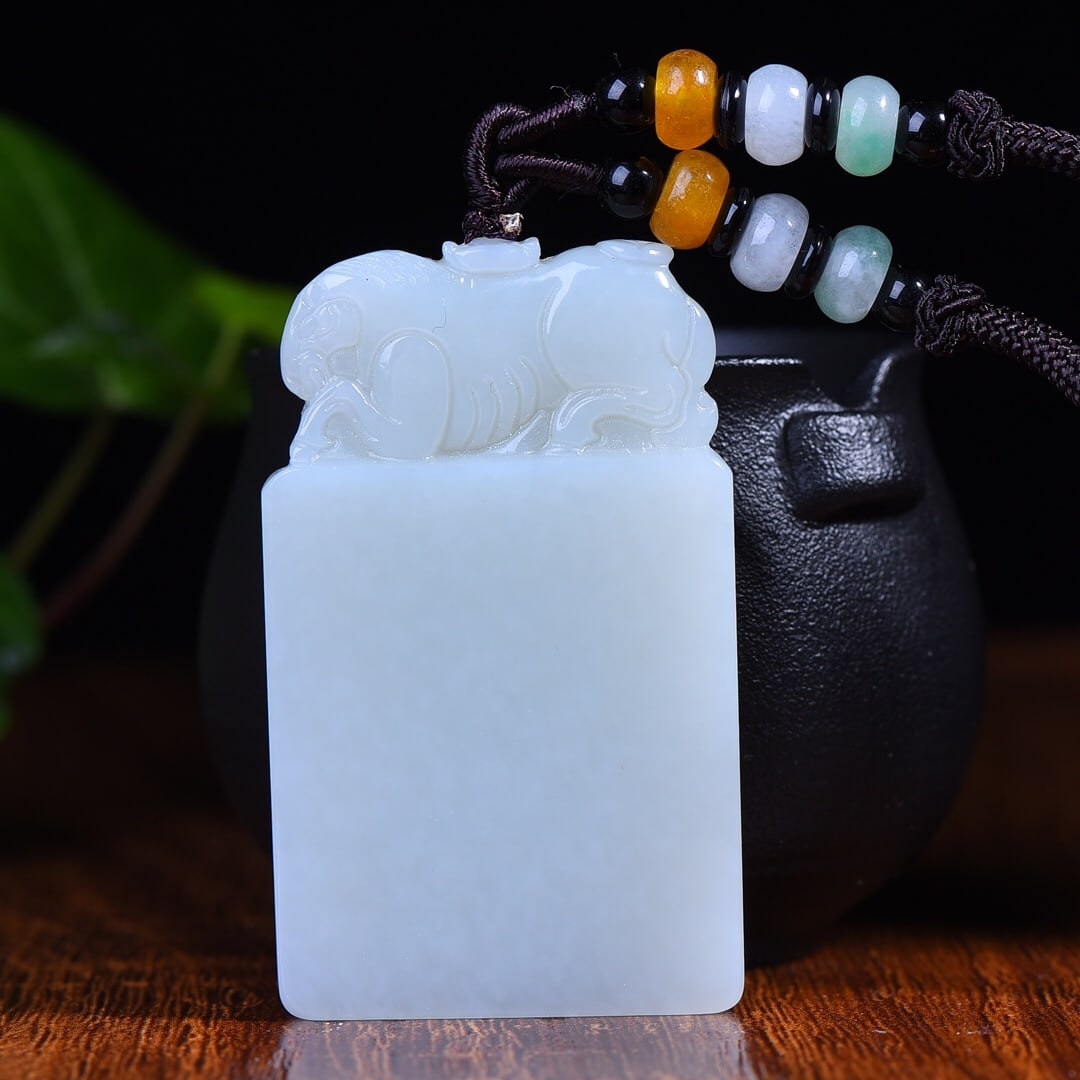 An Exquisite White Jade Horse Pattern Pendant: An Exquisite White Jade Horse Pattern Pendant,Size:1.4inx2.3in (寓意)吉祥 平平安安 白玉马纹牌