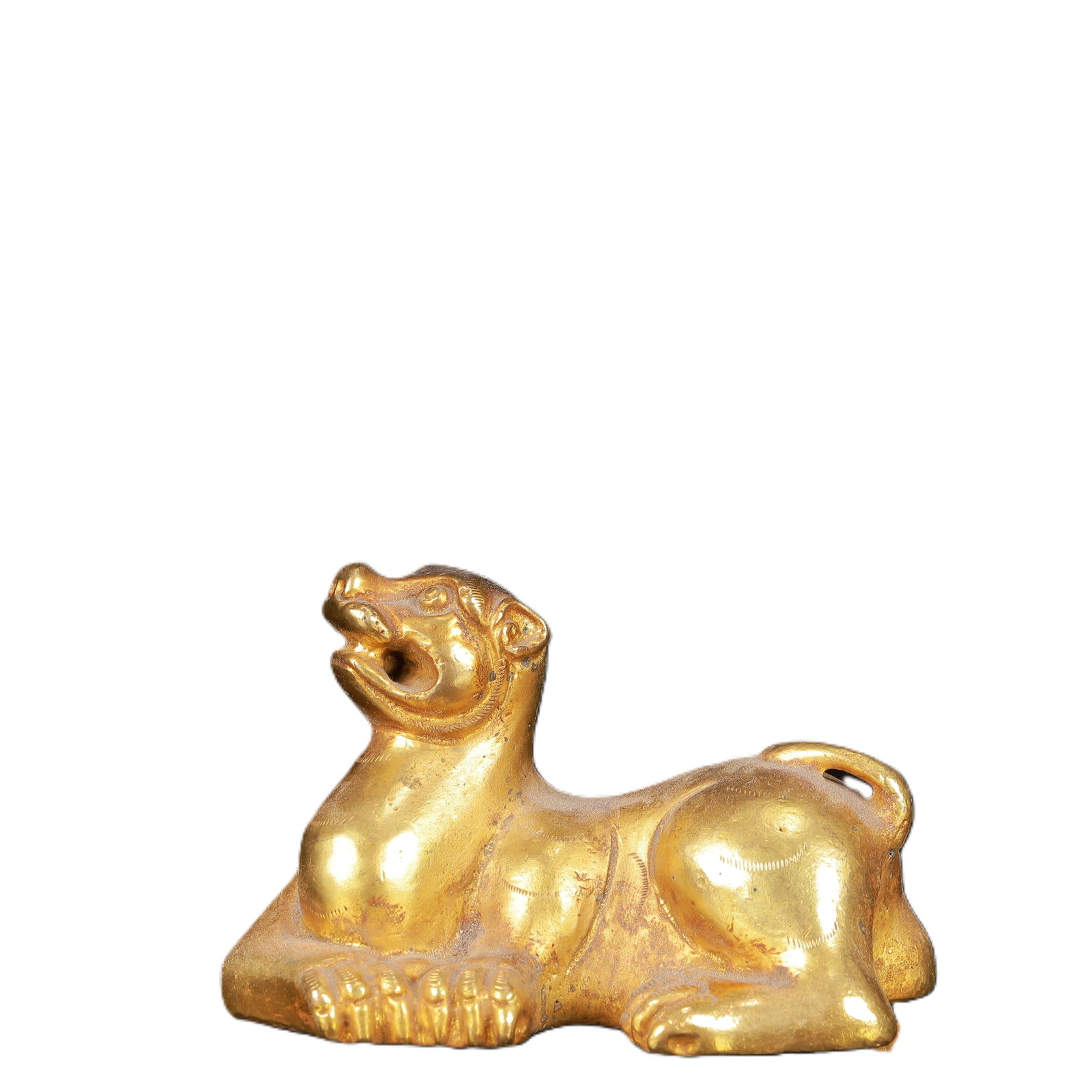 An Exquisite Gilt Bronze Auspicious Beast Ornament: An Exquisite Gilt Bronze Auspicious Beast Ornament,Qing Dynasty,China,Size:3.5inx2.2inx2.6in,Weight:561g 铜鎏金瑞兽摆件,中国清代