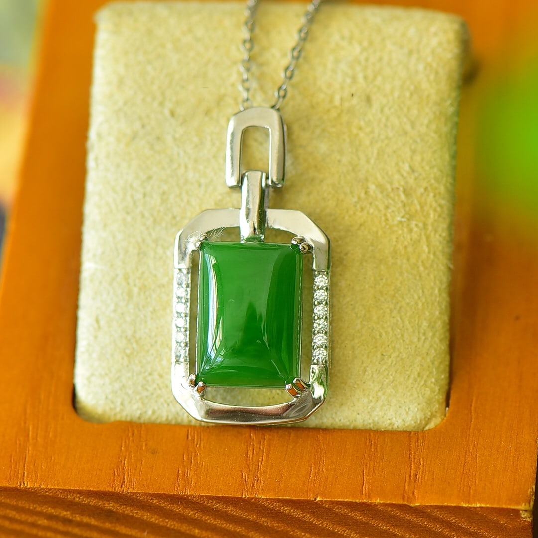 An Exquisite Sterling Silver Inlaid Jasper Necklace,Inlaid Diamond: An Exquisite Sterling Silver Inlaid Jasper Necklace,Inlaid Diamond,Size:0.6inx1.2in 纯银镶碧玉项链,嵌钻石