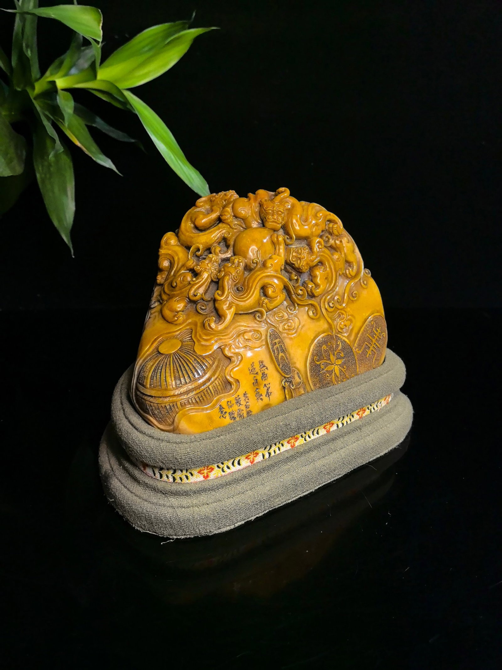 An Exquisite Tianhuang Stone Chi-Dragon Pattern Seal: An Exquisite Tianhuang Stone Chi-Dragon Pattern Seal,Qing Dynasty,China,Size:3.9inx6.3in,Weight:1740g 田黄石螭龙纹印章,中国清代