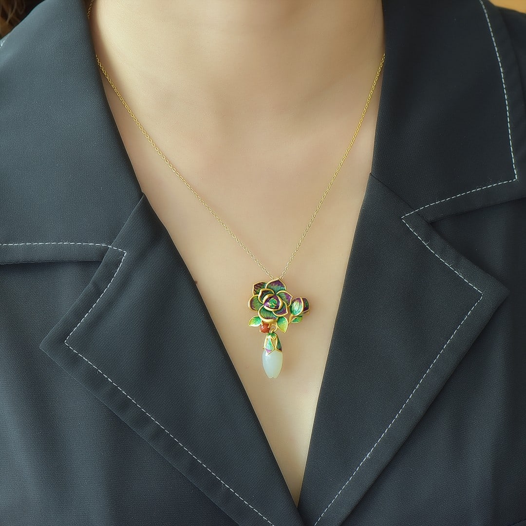 An Exquisite Sterling Silver-Gold Plated Inlaid White Jade Brooch: An Exquisite Sterling Silver-Gold Plated Inlaid White Jade Brooch,Size:0.3inx0.7in 纯银镀金镶白玉胸针