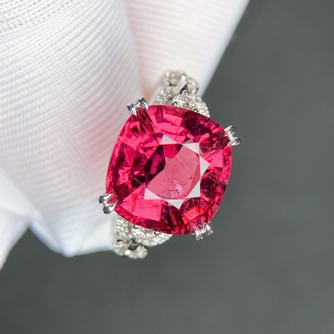 6.07Ctw Natural Tourmaline Ring: 6.07Ctw Natural Tourmaline Ring,Size:0.5inx0.4in 6.07Ctw天然碧玺戒指