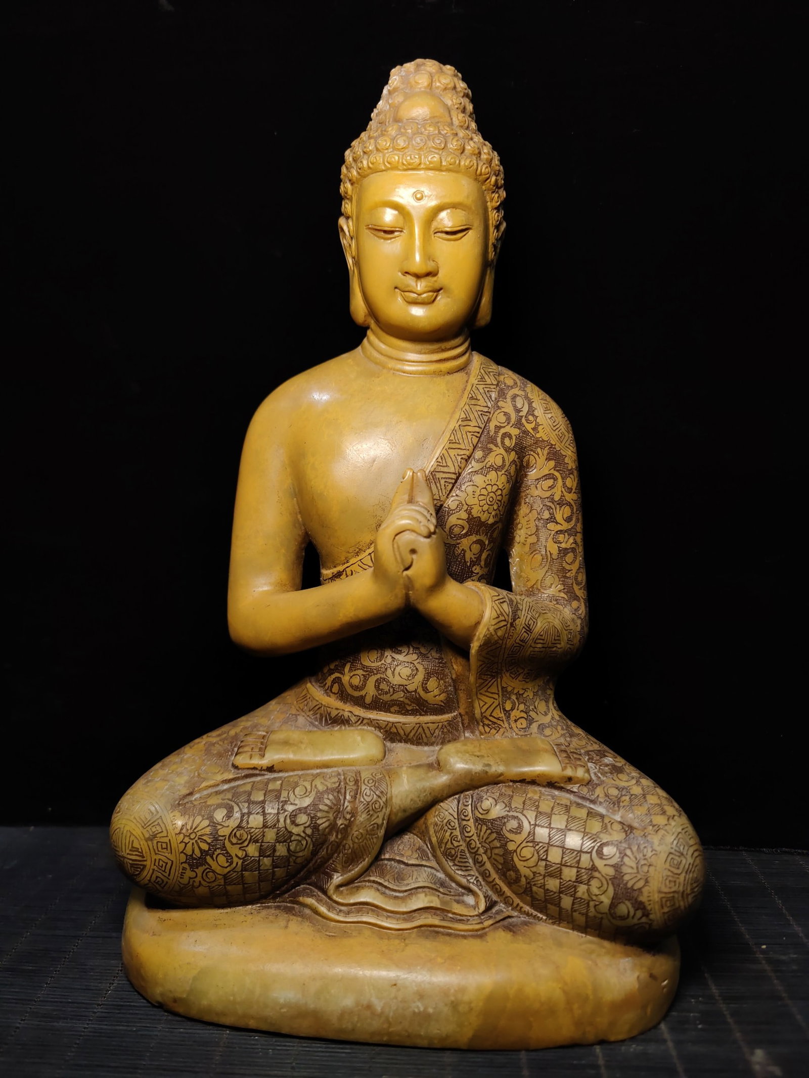 An Exquisite Tianhuang Stone Statue of Sakyamuni: An Exquisite Tianhuang Stone Statue of Sakyamuni,Qing Dynasty,China,Qianlong Four-Character Mark,Size:(Buddha Statue)11.8inx7.1inx4.3in,(Niche)19.3inx11.8inx7.9in,Weight:6.14kg 田黄石