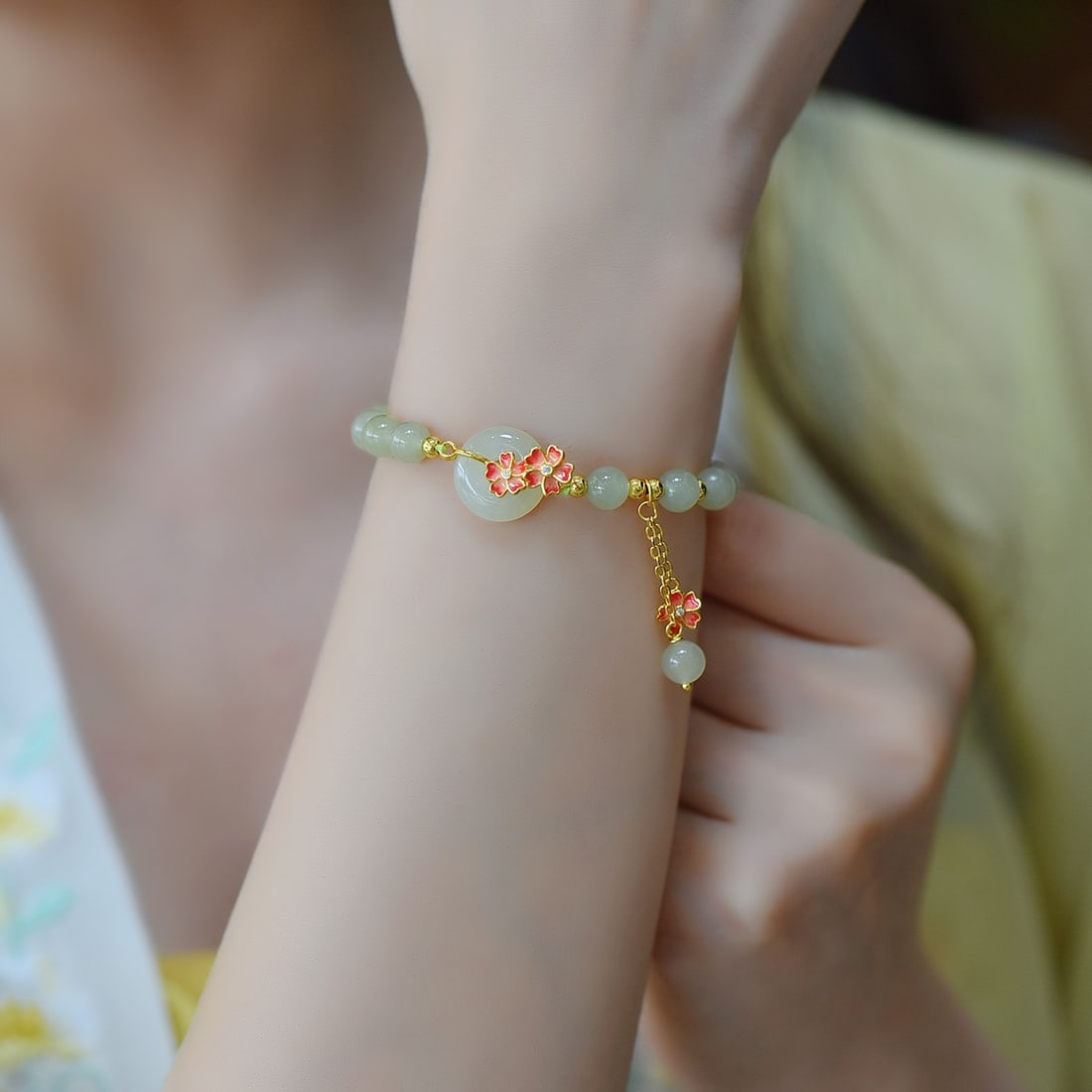An Exquisite Greenish Jade Bracelets: An Exquisite Greenish Jade Bracelets,Size:0.5inx0.5in 青白玉手串
