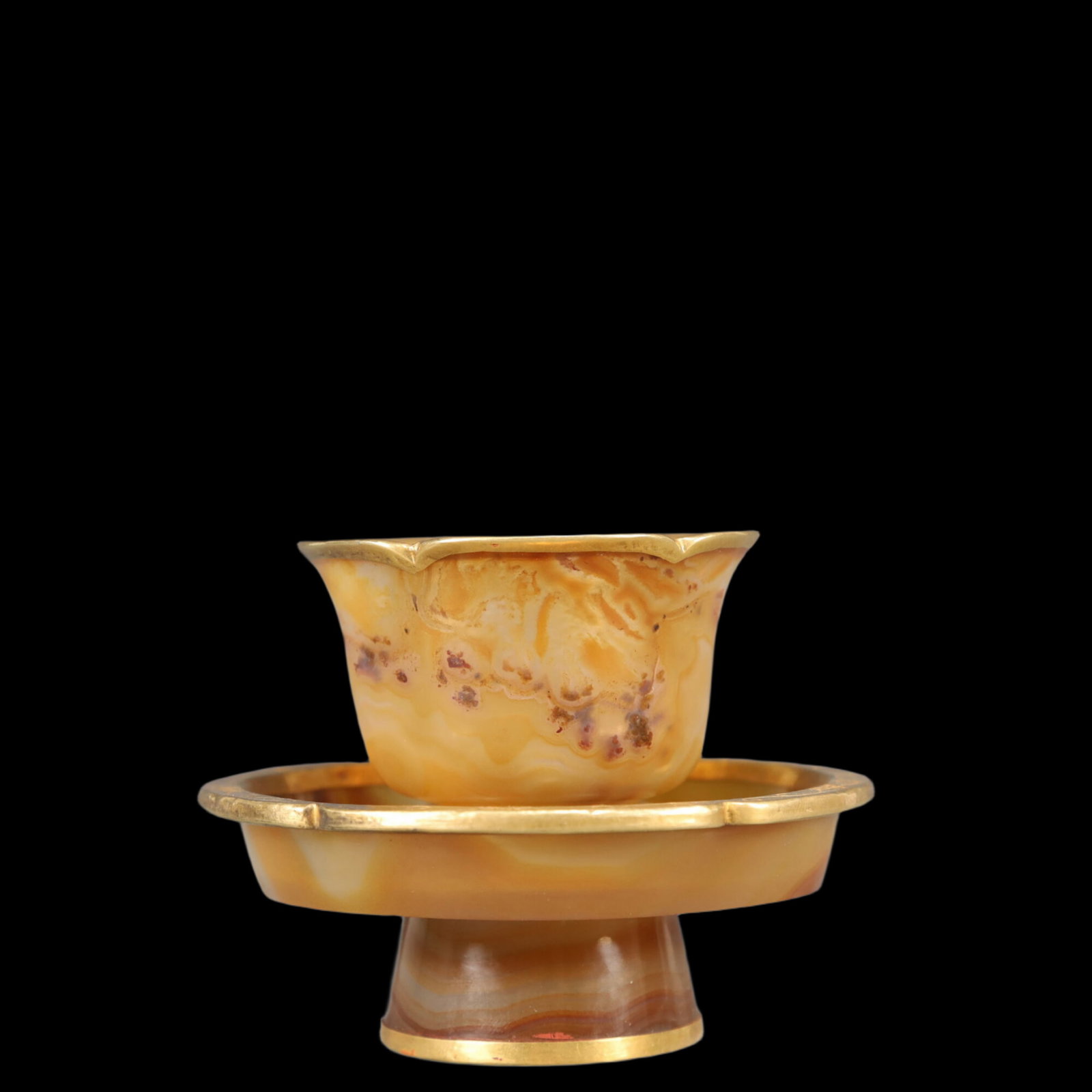 An Exquisite Agate Cover with Gold Cup: An Exquisite Agate Cover with Gold Cup,Qing Dynasty, China,Size:4.1inx3.3in,Weight:250g 玛瑙包金杯，中国清代