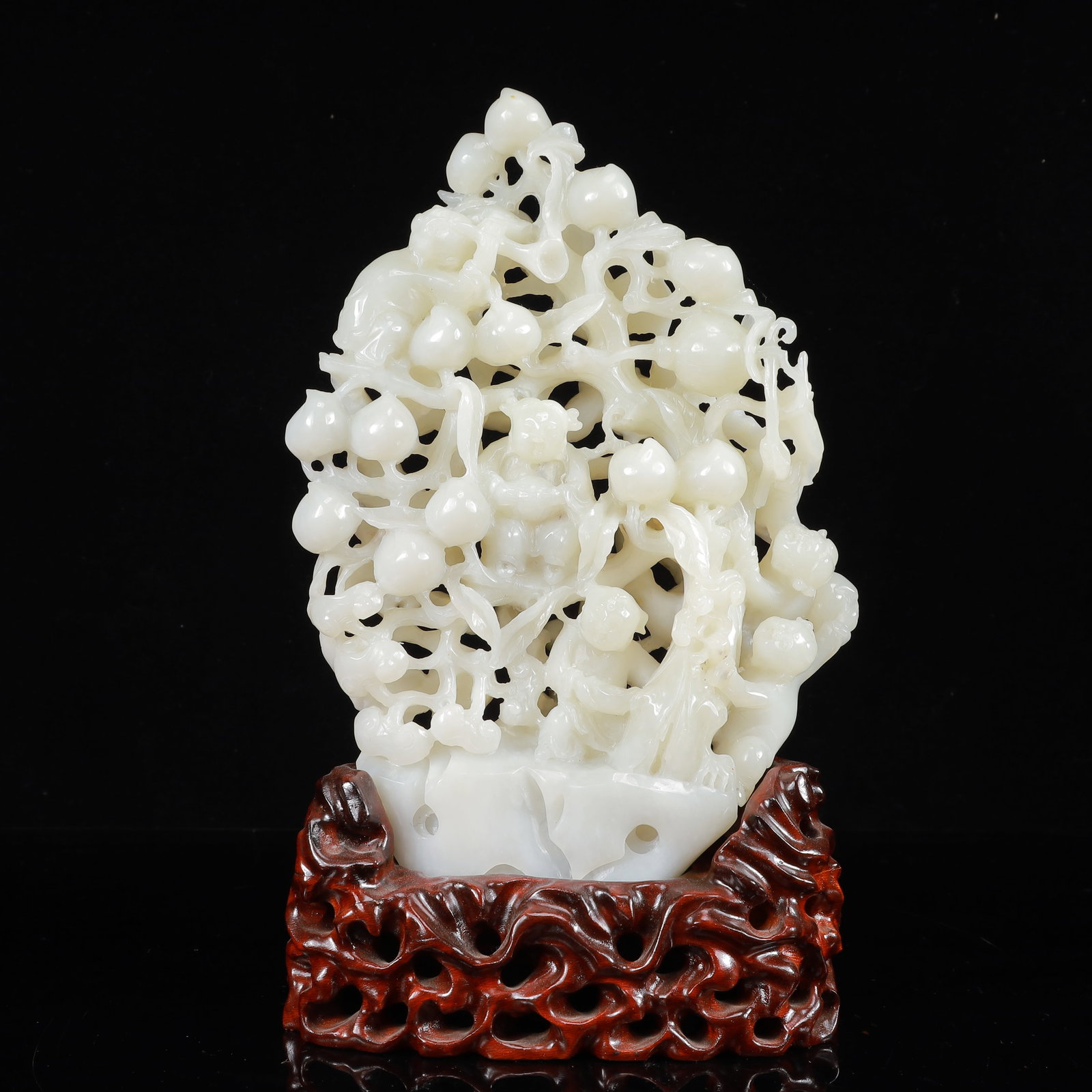 An Exquisite White Jade Peach Ornament: An Exquisite White Jade Peach Ornament,Qing Dynasty,China,Size:6.7inx1.6inx9.8in,Weight:1650g 白玉桃子摆件,中国清代