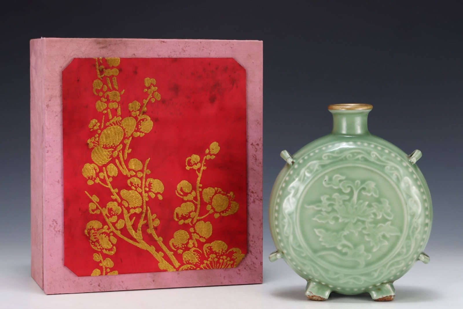 An Exquisite Longquan yao Cover with Gold Flower Pattern four legs Vase: An Exquisite Longquan yao Cover with Gold Flower Pattern four legs Vase,Song Dynasty,China,Size:8.4inx6.8in