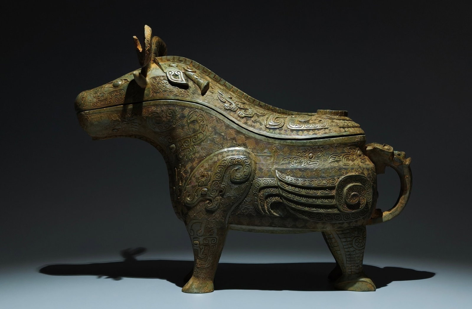 An Archaic Bronze Chi-Dragon Pattern Beast-Shaped Food Vessel: An Archaic Bronze Chi-Dragon Pattern Beast-Shaped Food Vessel,Shang Dynasty,China,Size:13.6inx17.3inx5.9in 青铜螭龙纹兽形食器,中国