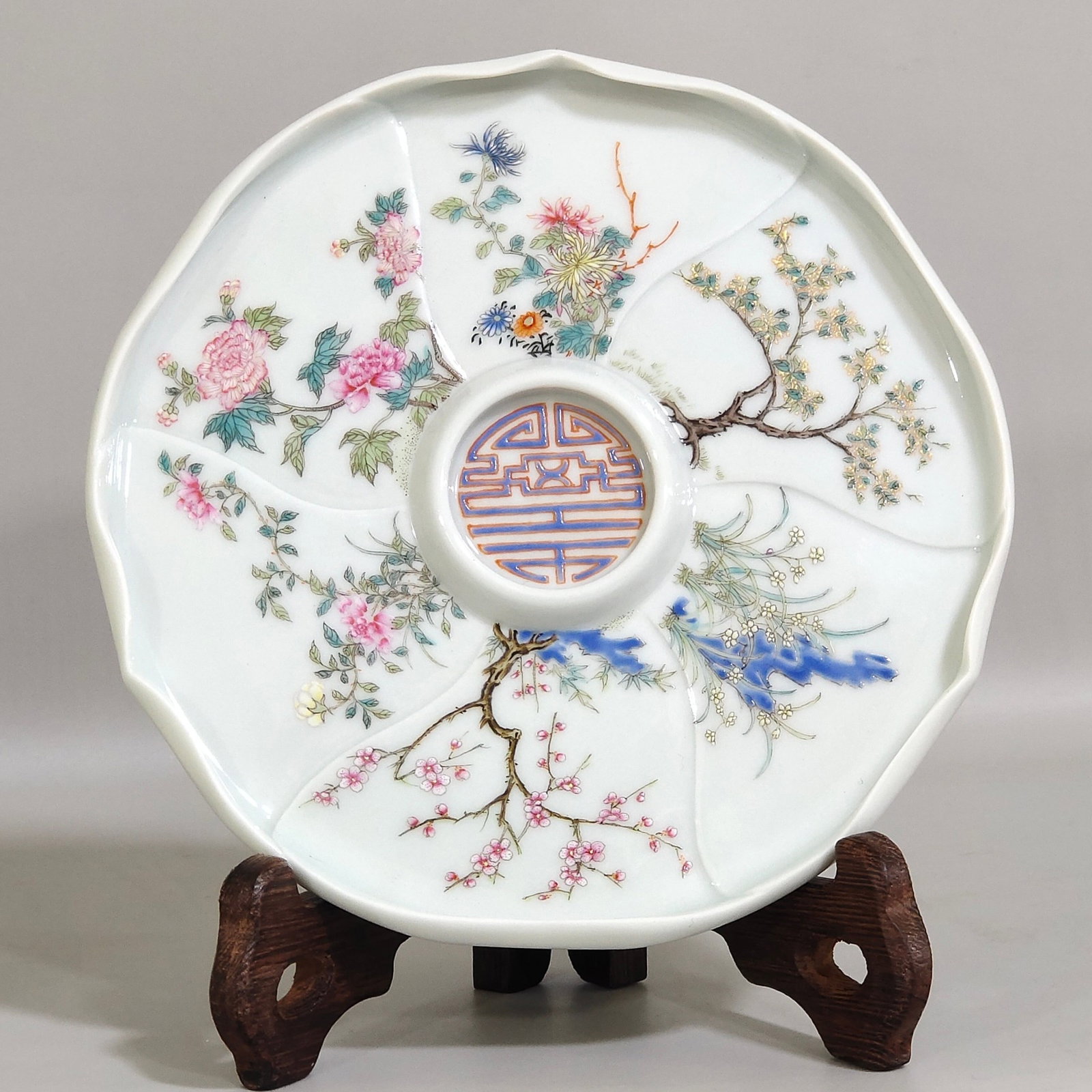 An Exquisite Famille-Rose Flower Pattern Plate: An Exquisite Famille-Rose Flower Pattern Plate,Qing Dynasty,China,Qianlong Six-character Mark,Size:0.7inx5.6in 粉彩花卉纹盘,中国清代,乾