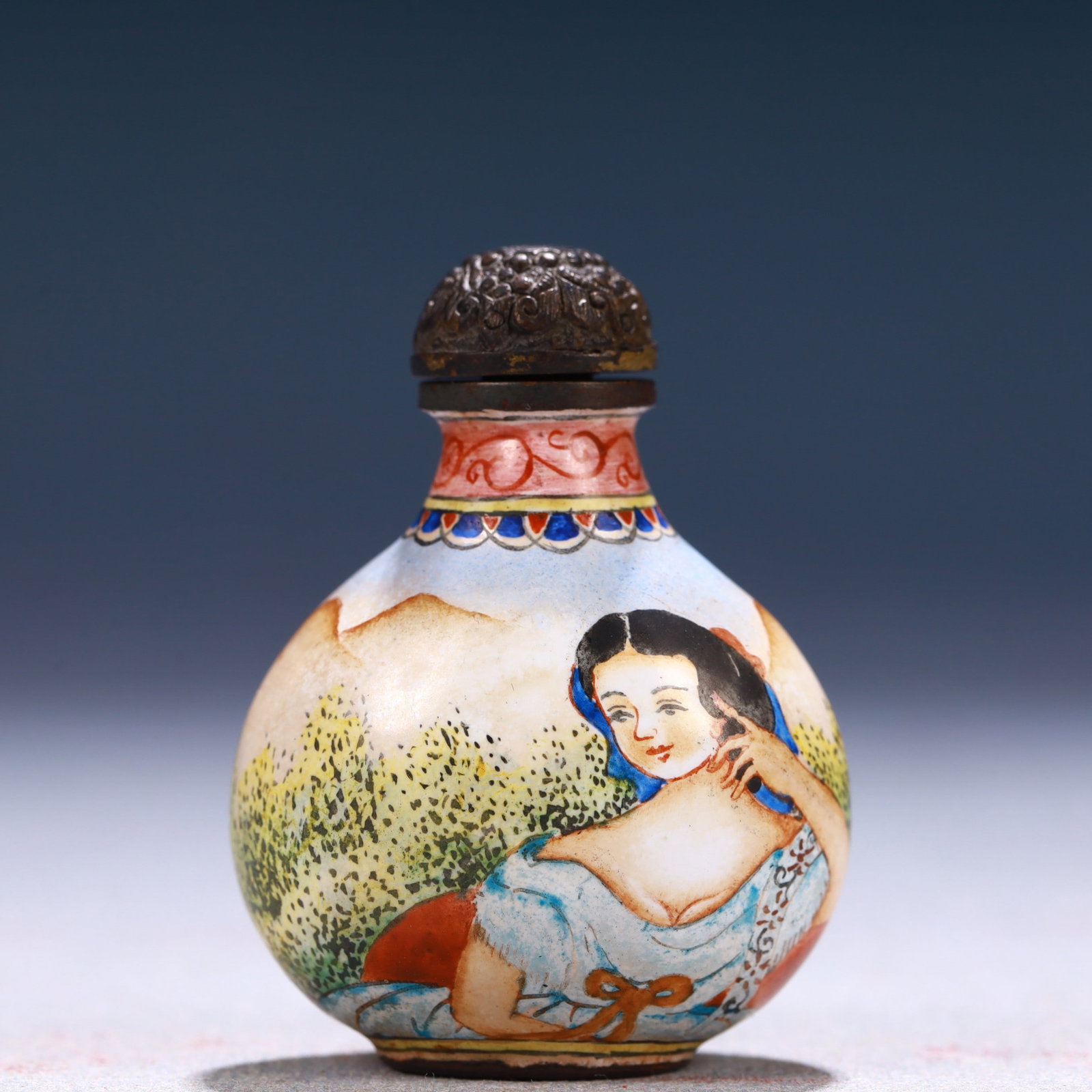 An Exquisite Painted Enamel Figure Pattern Snuff Bottle (1 of 8)