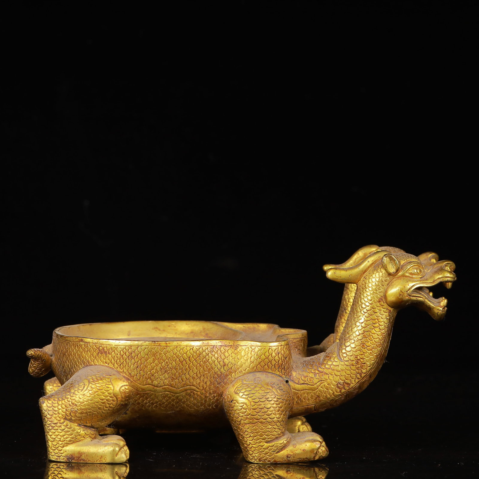 An Exquisite Gilt Bronze Auspicious Beast Dragon Pattern Brush Washer: An Exquisite Gilt Bronze Auspicious Beast Dragon Pattern Brush Washer,Qing Dynasty,China,Qianlong Four-Character Mark,Size:8.3inx3.9inx4.1in,Weight:2351g 铜鎏金瑞兽࿵