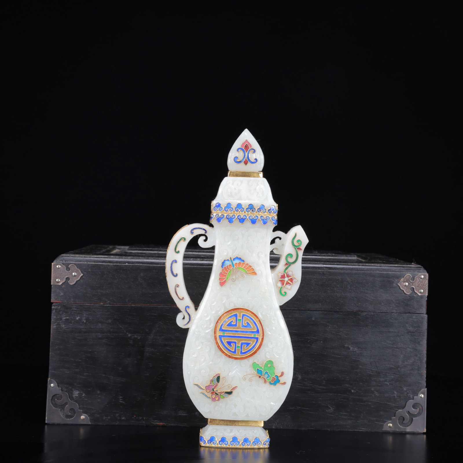 An Exquisite White Jade Cover with Gold Flower and Butterfly Pattern Ewer: An Exquisite White Jade Cover with Gold Flower and Butterfly Pattern Ewer,Qing Dynasty,China,Size:(Pot)4.3inx1.4inx9.4in,(Box)11.8inx7.9inx5.1in,Weight:791g 白玉包金花