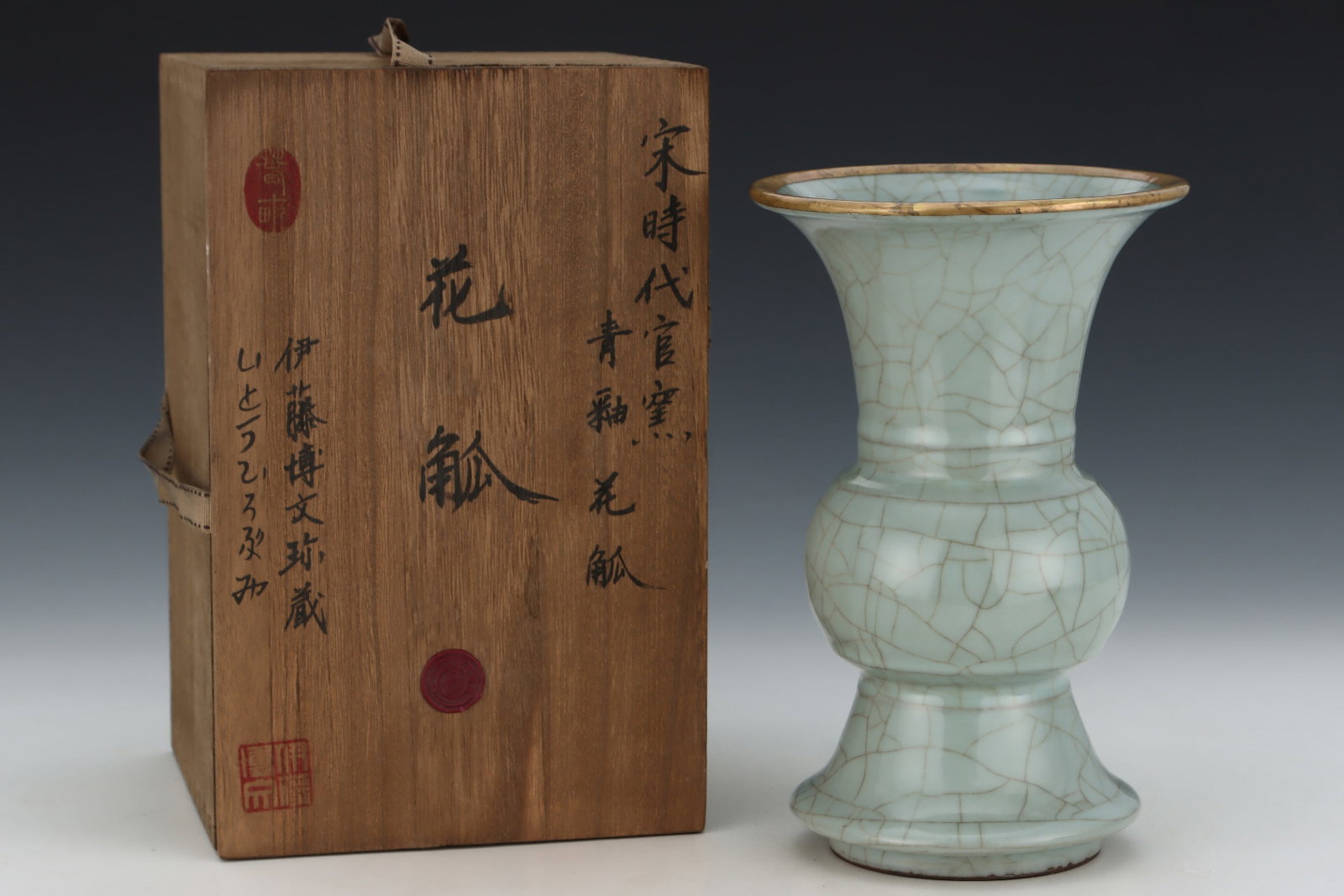 An Exquisite Guan yao Celadon Glazed Cover with Gold Vase,with an Imperial Poem by Emperor Qianlong: An Exquisite Guan yao Celadon Glazed Cover with Gold Vase,with an Imperial Poem by Emperor Qianlong,Song Dynasty,China,Size:9.4inx6.1in 官窑青釉金口瓶,带