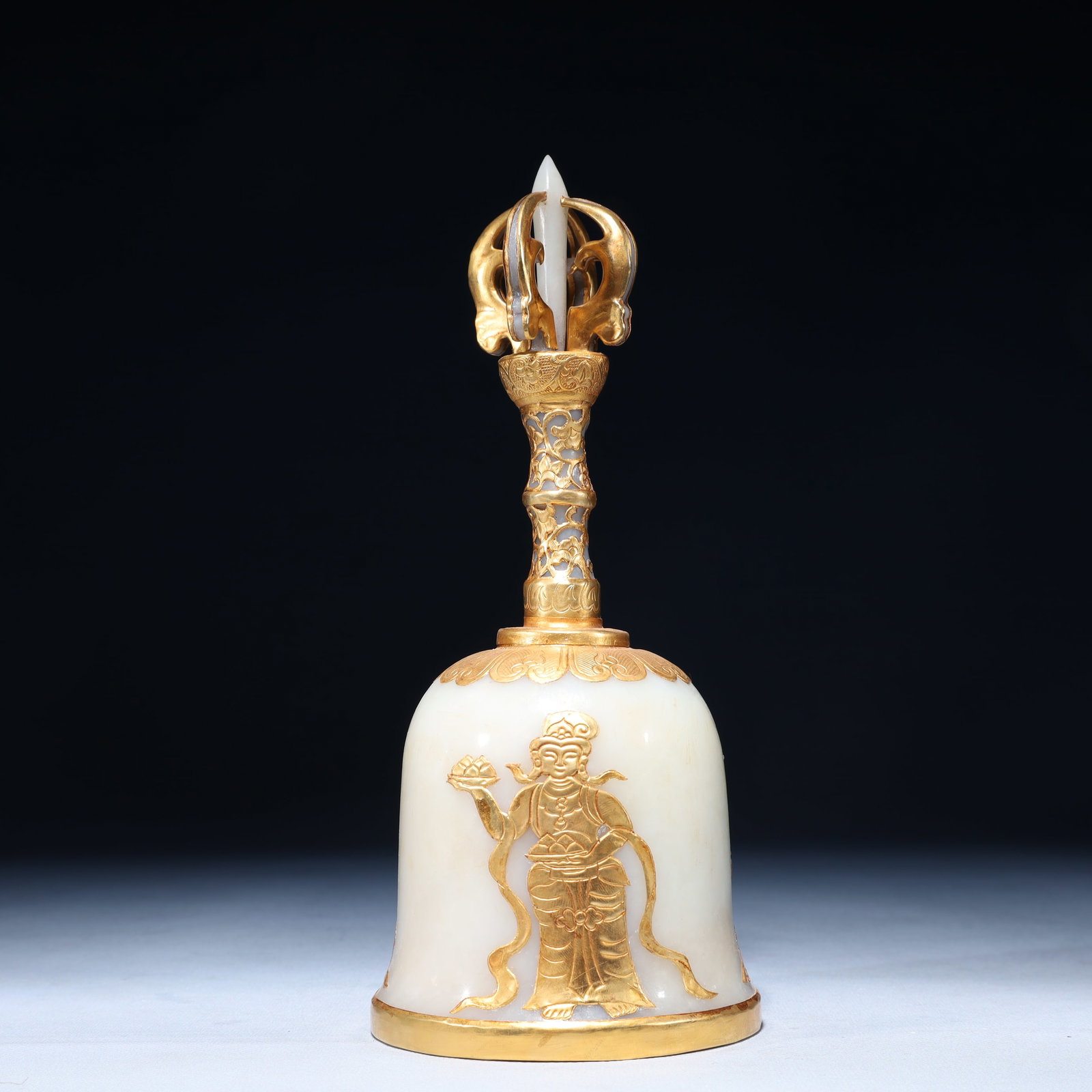 An Exquisite White Jade Cover with Gold Figure Pattern Ornament: An Exquisite White Jade Cover with Gold Figure Pattern Ornament, Qing Dynasty,China, Size:4.1inx9.4in,Weight:800g 白玉包金人物纹摆件,中Þ
