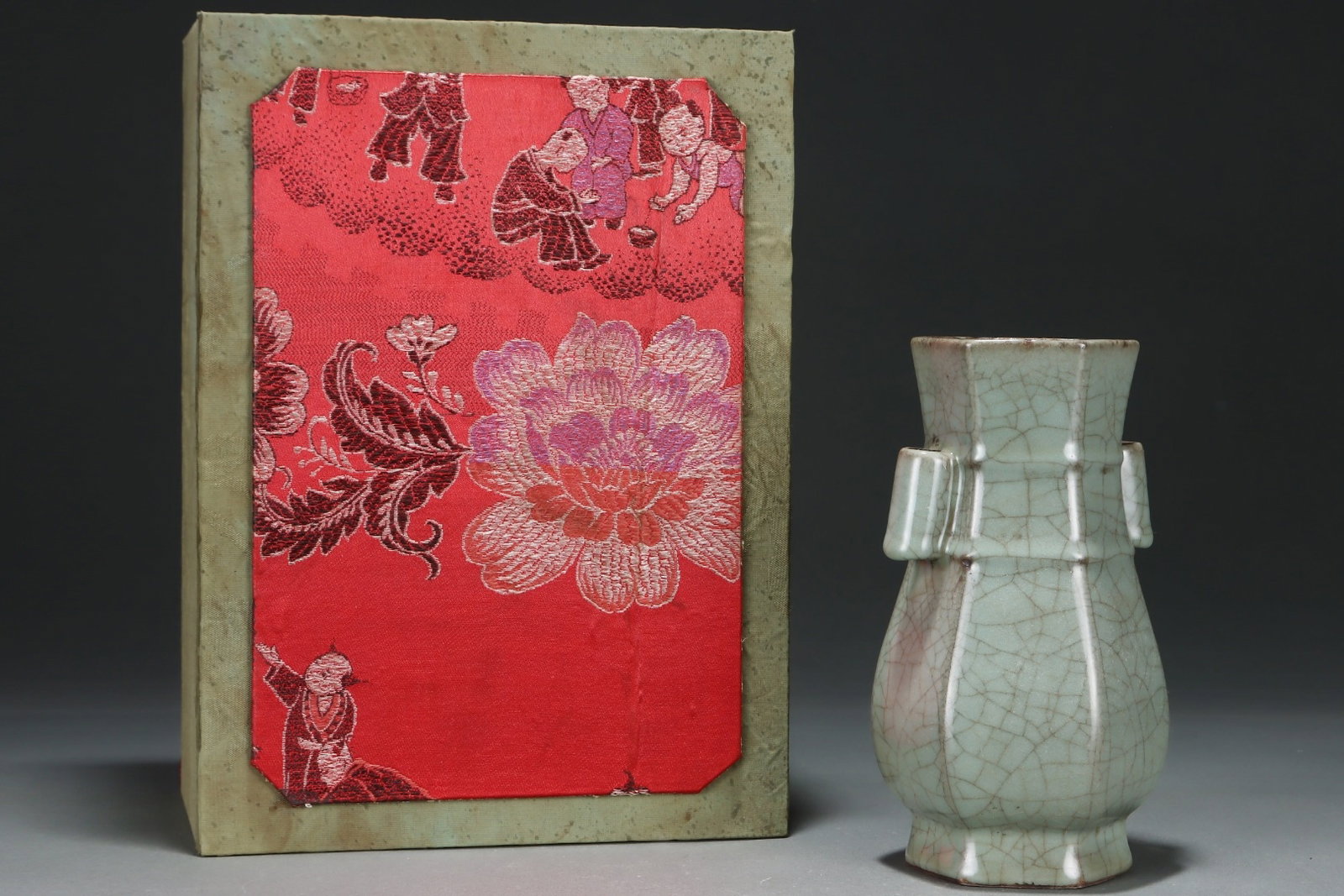 An Exquisite Guan yao Celadon Glazed Double-Ears Vase: An Exquisite Guan yao Celadon Glazed Double-Ears Vase,Song Dynasty,China,Royal Court 款,Size:8inx4.6in 官窑青釉双耳瓶,中国宋代,&