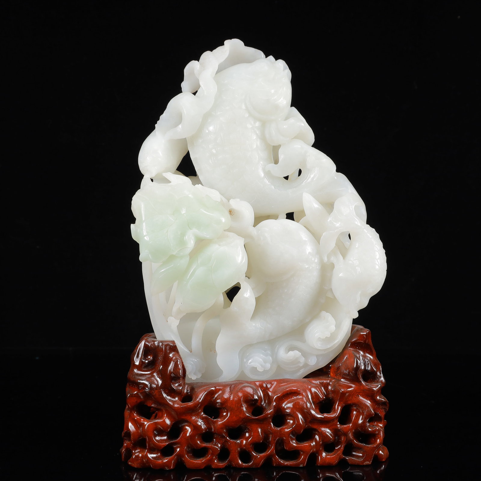 An Exquisite White Jade Fish Ornament: An Exquisite White Jade Fish Ornament,Qing Dynasty,China,Size:5.1inx2.4inx0.8in,Weight:1500g 白玉鱼摆件,中国清代