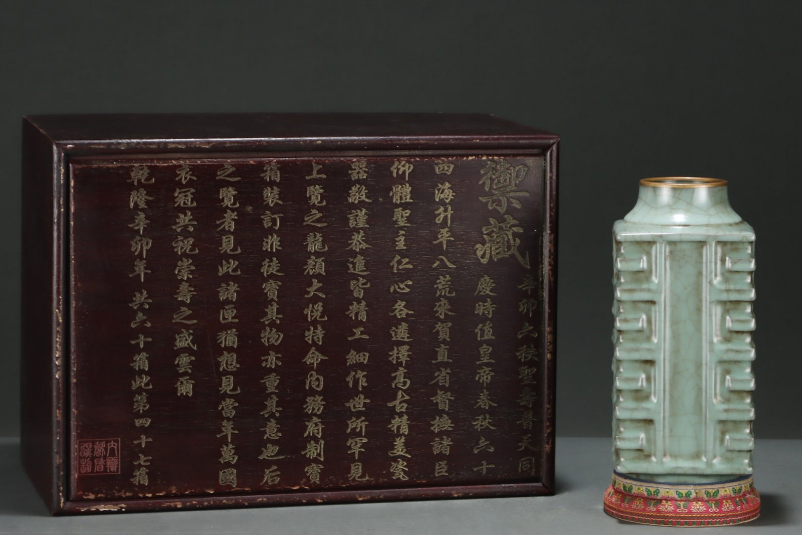 An Exquisite Guan yao Cover with Gold Cong-Shaped Vase,with an Imperial Poem by Emperor Qianlong: An Exquisite Guan yao Cover with Gold Cong-Shaped Vase,with an Imperial Poem by Emperor Qianlong,Song Dynasty,China,Size:9.7inx4.4in 官窑包金琮式瓶,带&#
