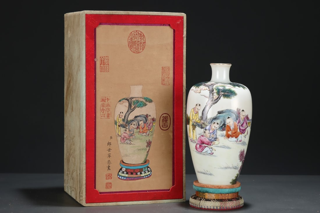 An Exquisite Famille-Rose Painted Gold Figure Pattern Vase,with poem: An Exquisite Famille-Rose Painted Gold Figure Pattern Vase,with poem,Qing Dynasty,China,Yongzheng Six-character Mark,Size:9.1inx4.9in 粉彩描金人物纹瓶,&