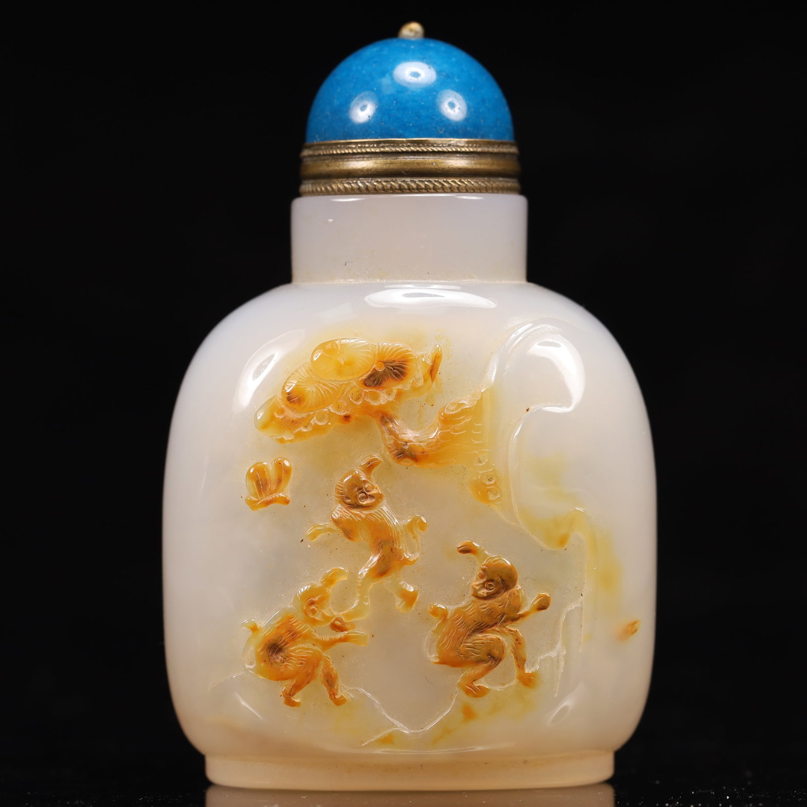 An Exquisite Agate Monkey Pattern Snuff Bottle: An Exquisite Agate Monkey Pattern Snuff Bottle,Qing Dynasty, China,Yongzheng Four-character Mark,Size:2inx1.2inx3.3in,Weight:115g 玛瑙猴子纹鼻烟壶,È