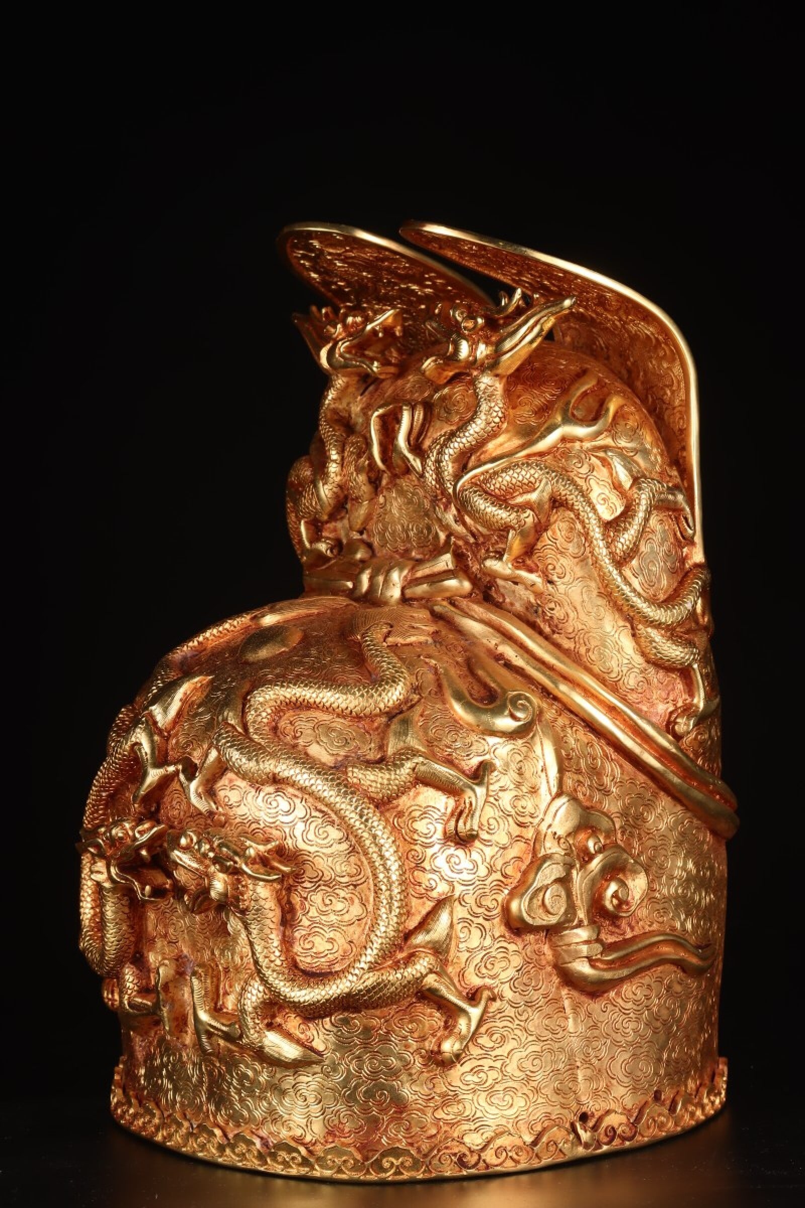 An Exquisite Gilt Bronze Auspicious Cloud and Dragon Pattern Hat - 3